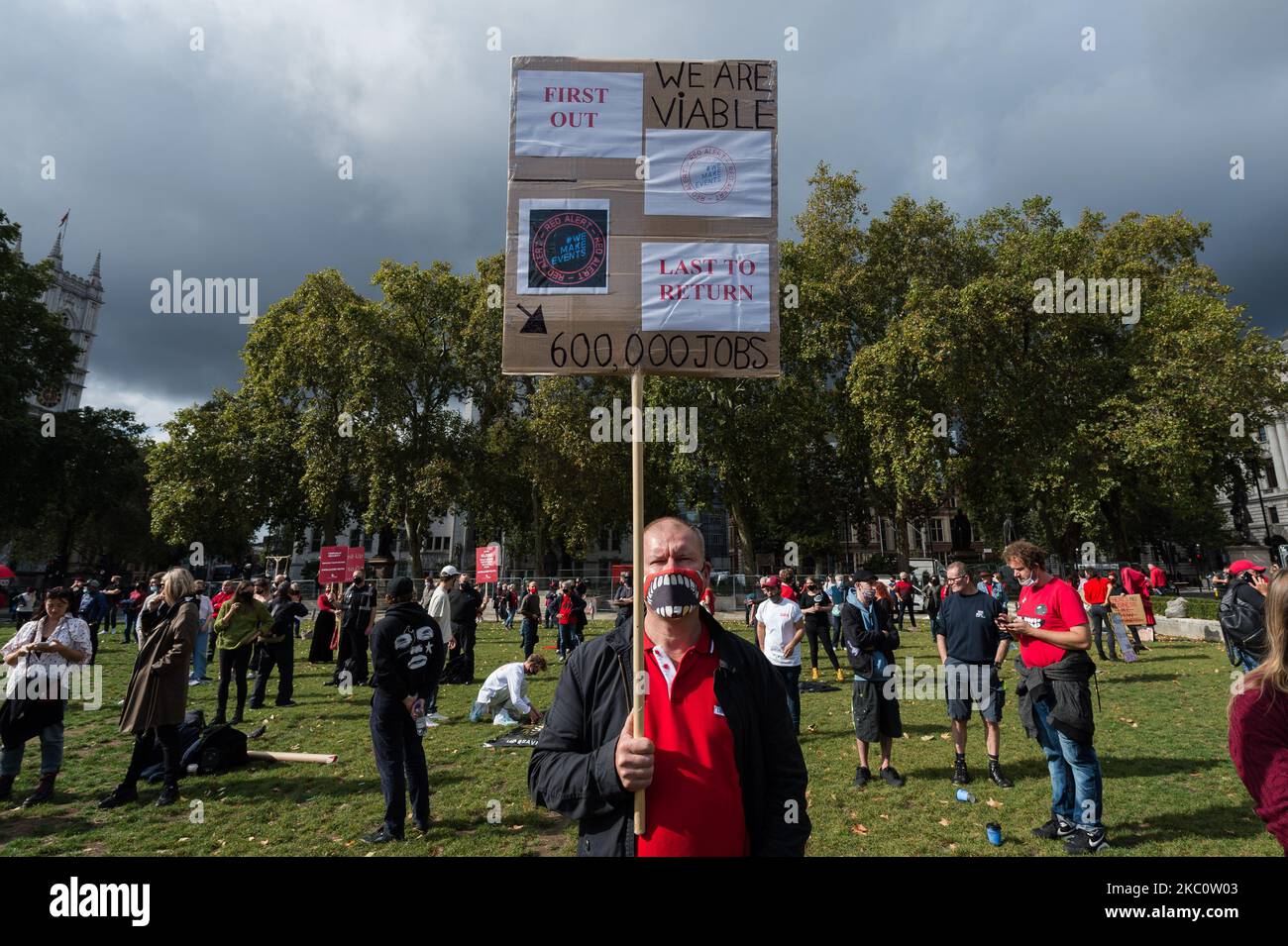 Mitglieder der Veranstaltungsbranche versammeln sich auf dem Parliament Square, um an der kreativen Demonstration „Wir machen Veranstaltungen ‘Eins“ auf dem Parliament Square teilzunehmen, bei der die Regierung aufgefordert wird, die von der Schließung von Ereignissen aufgrund der Covid-19-Pandemie betroffene Branche am 29. September 2020 in London, England, finanziell zu unterstützen. (Foto von Wiktor Szymanowicz/NurPhoto) Stockfoto