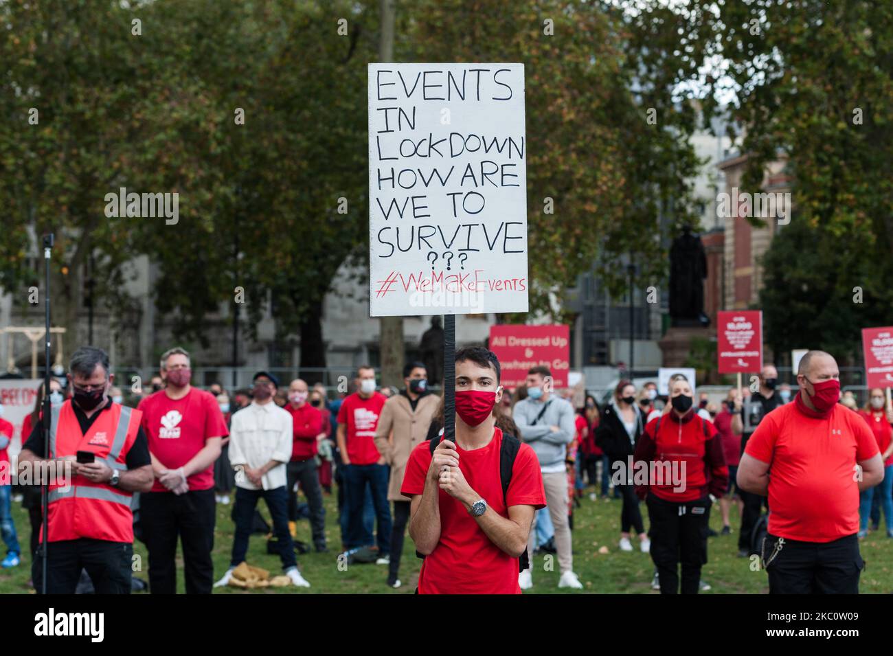 Mitglieder der Veranstaltungsbranche versammeln sich auf dem Parliament Square, um an der kreativen Demonstration „Wir machen Veranstaltungen ‘Eins“ auf dem Parliament Square teilzunehmen, bei der die Regierung aufgefordert wird, die von der Schließung von Ereignissen aufgrund der Covid-19-Pandemie betroffene Branche am 29. September 2020 in London, England, finanziell zu unterstützen. (Foto von Wiktor Szymanowicz/NurPhoto) Stockfoto