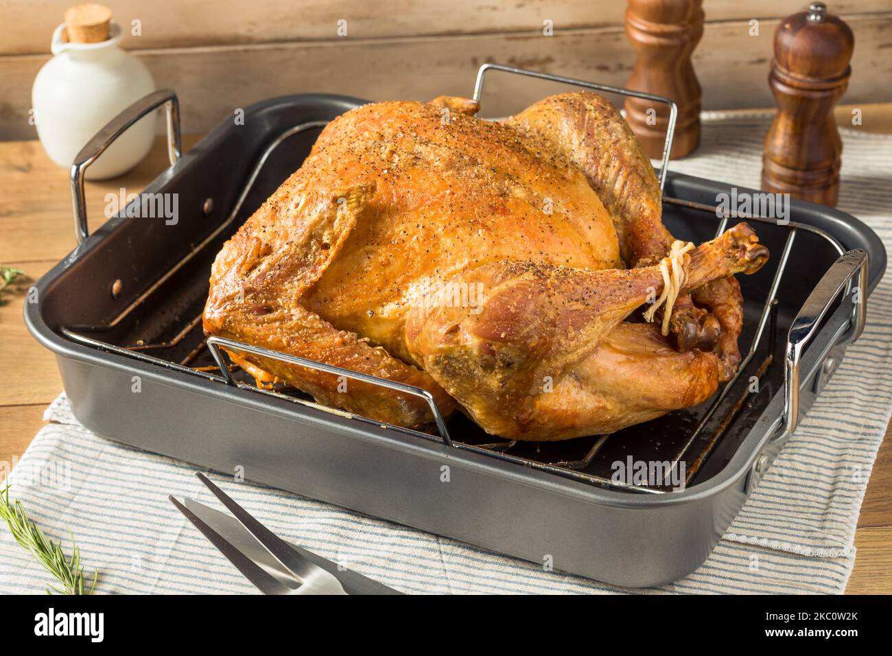 Hausgemachte geröstete Pute für Thanksgiving mit allen Seiten Stockfoto