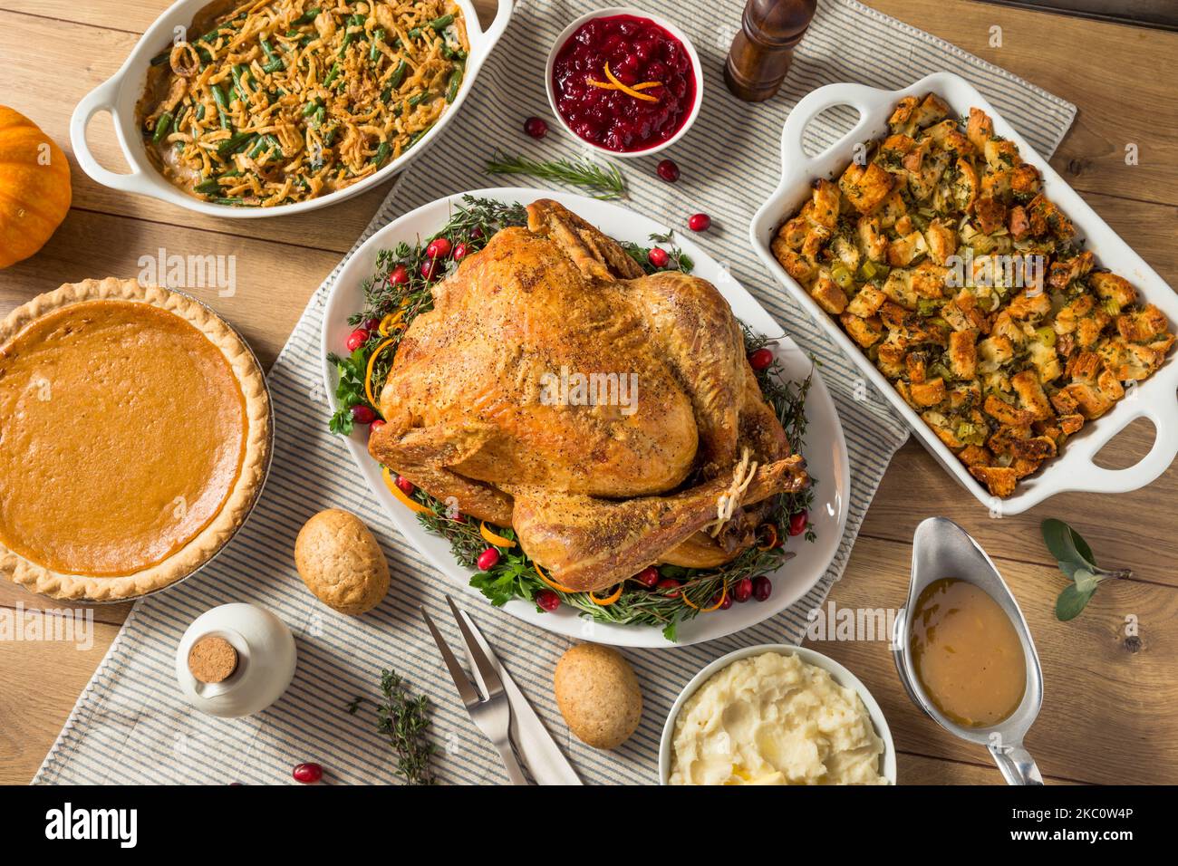 Hausgemachte geröstete Pute für Thanksgiving mit allen Seiten Stockfoto