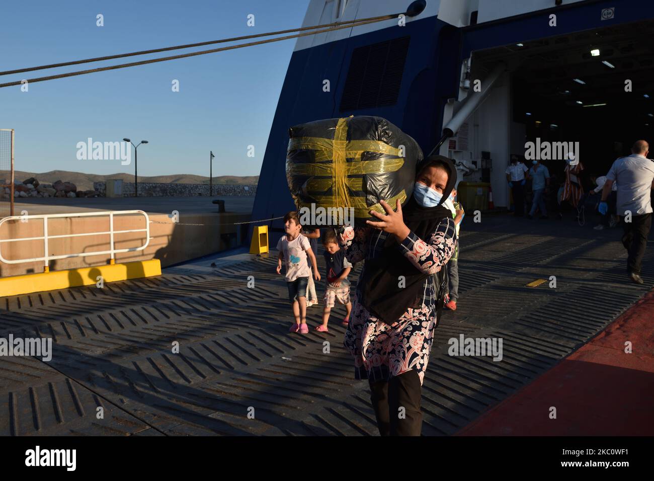 Migranten und Flüchtlinge kommen an Bord der Fähre Blue Star Chios von den östlichen Ägäischen Inseln Lesvos, Chios, Samos, Leros und Kos im Hafen von Lavrio an. Sie werden zu geeigneten Unterkünften auf dem griechischen Festland transportiert. In Lavrio, Griechenland, am 29. September. 2020. (Foto von Nicolas Koutsokostas/NurPhoto) Stockfoto