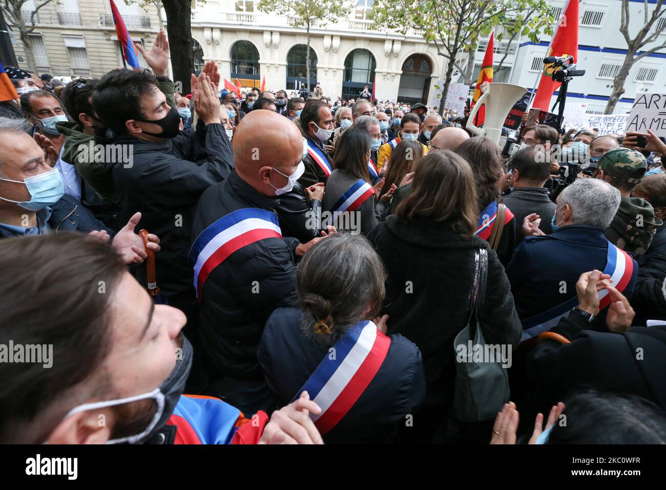 Französische Abgeordnete nehmen am 29. September 2020 an einer Demonstration der Armenier vor der aserbaidschanischen Botschaft in Paris, Frankreich, gegen die aserbaidschanischen Angriffe auf Berg-Karabach Teil. (Foto von Michel Stoupak/NurPhoto) Stockfoto