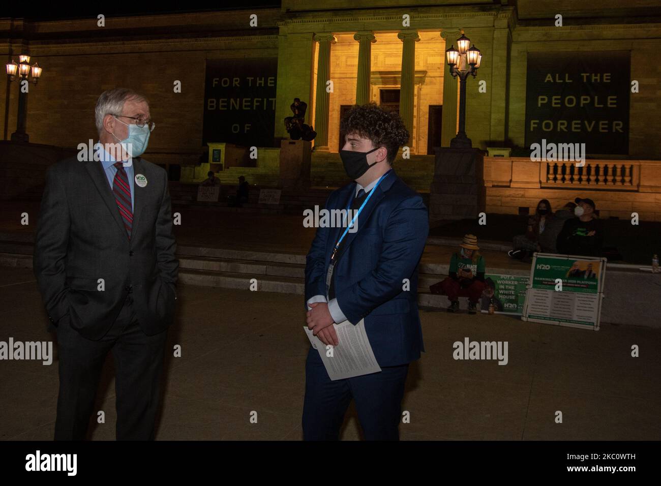 Die Präsidentschaftskandidatin der Grünen, Howie Hawkins, nimmt an einem Protest gegen Black Lives Matter mit mehreren hundert Demonstranten außerhalb der ersten Präsidentschaftsdebatte in Cleveland, Ohio, am 29. September 2020 Teil. Demonstranten marschierten für einen kurzen marsch durch die Case Western Reserve University, bevor sie sich aufspalten, wo sich später ein kleinerer Protest außerhalb der Cleveland Clinic bildete, wo die Debatte stattfand. Die Polizeipräsenz war bemerkenswert, da die Polizisten in Bereitschaftstrikot gekleidet waren. Die Demonstranten blieben die ganze Nacht über friedlich. (Foto von Adam J. Dewey/NurPhoto) Stockfoto