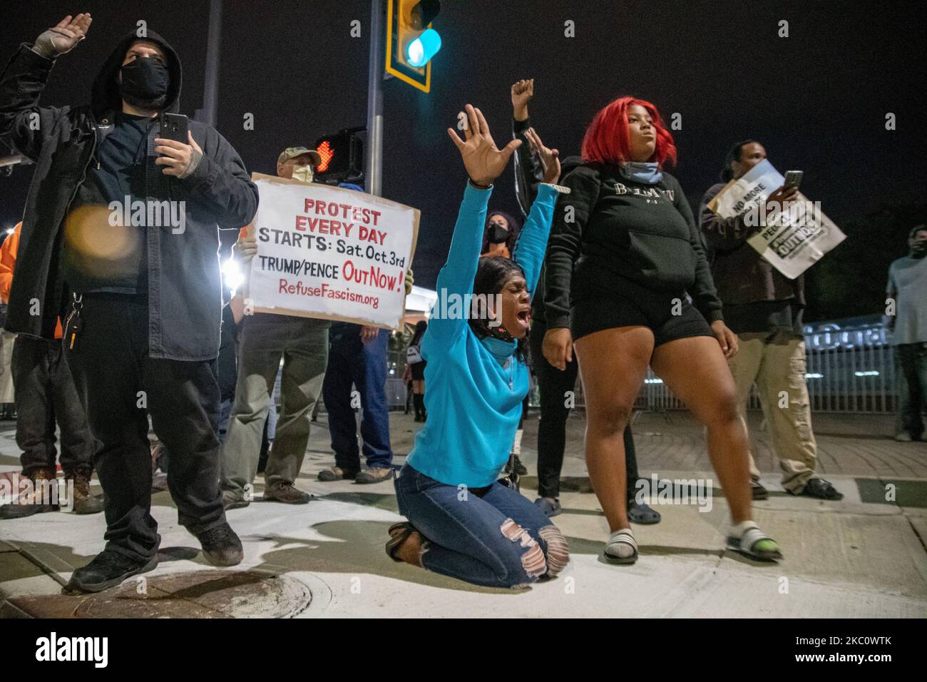 Mehrere Hundert Demonstranten aus Black Lives Matter versammelten sich am 29. September 2020 vor der ersten Präsidentschaftsdebatte in Cleveland, Ohio. Demonstranten marschierten für einen kurzen marsch durch die Case Western Reserve University, bevor sie sich aufspalten, wo sich später ein kleinerer Protest außerhalb der Cleveland Clinic bildete, wo die Debatte stattfand. Die Polizeipräsenz war bemerkenswert, da die Polizisten in Bereitschaftstrikot gekleidet waren. Die Nationalgarde war ebenfalls anwesend und stellte zusätzliche Sicherheit bereit. Die Demonstranten blieben die ganze Nacht über friedlich. (Foto von Adam J. Dewey/NurPhoto) Stockfoto