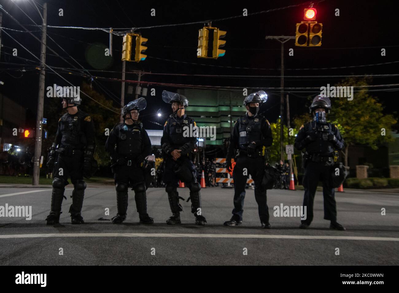 Mehrere Hundert Demonstranten aus Black Lives Matter versammelten sich am 29. September 2020 vor der ersten Präsidentschaftsdebatte in Cleveland, Ohio. Demonstranten marschierten für einen kurzen marsch durch die Case Western Reserve University, bevor sie sich aufspalten, wo sich später ein kleinerer Protest außerhalb der Cleveland Clinic bildete, wo die Debatte stattfand. Die Polizeipräsenz war bemerkenswert, da die Polizisten in Bereitschaftstrikot gekleidet waren. Die Nationalgarde war ebenfalls anwesend und stellte zusätzliche Sicherheit bereit. Die Demonstranten blieben die ganze Nacht über friedlich. (Foto von Adam J. Dewey/NurPhoto) Stockfoto