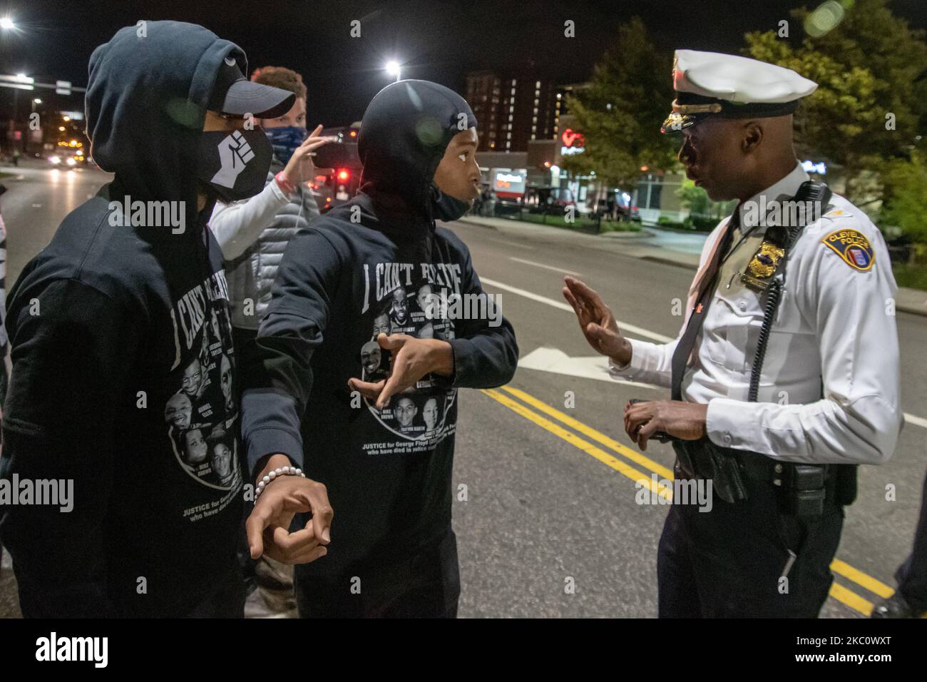 Die Protestierenden haben ein Gespräch mit einem Kommandanten. Am 29. September 2020 versammelten sich mehrere Hundert Demonstranten der Black Lives Matter vor der ersten Präsidentschaftsdebatte in Cleveland, Ohio. Demonstranten marschierten für einen kurzen marsch durch die Case Western Reserve University, bevor sie sich aufspalten, wo sich später ein kleinerer Protest außerhalb der Cleveland Clinic bildete, wo die Debatte stattfand. Die Polizeipräsenz war bemerkenswert, da die Polizisten in Bereitschaftstrikot gekleidet waren. Die Nationalgarde war ebenfalls anwesend und stellte zusätzliche Sicherheit bereit. Die Demonstranten blieben die ganze Nacht über friedlich. (Foto von Stockfoto