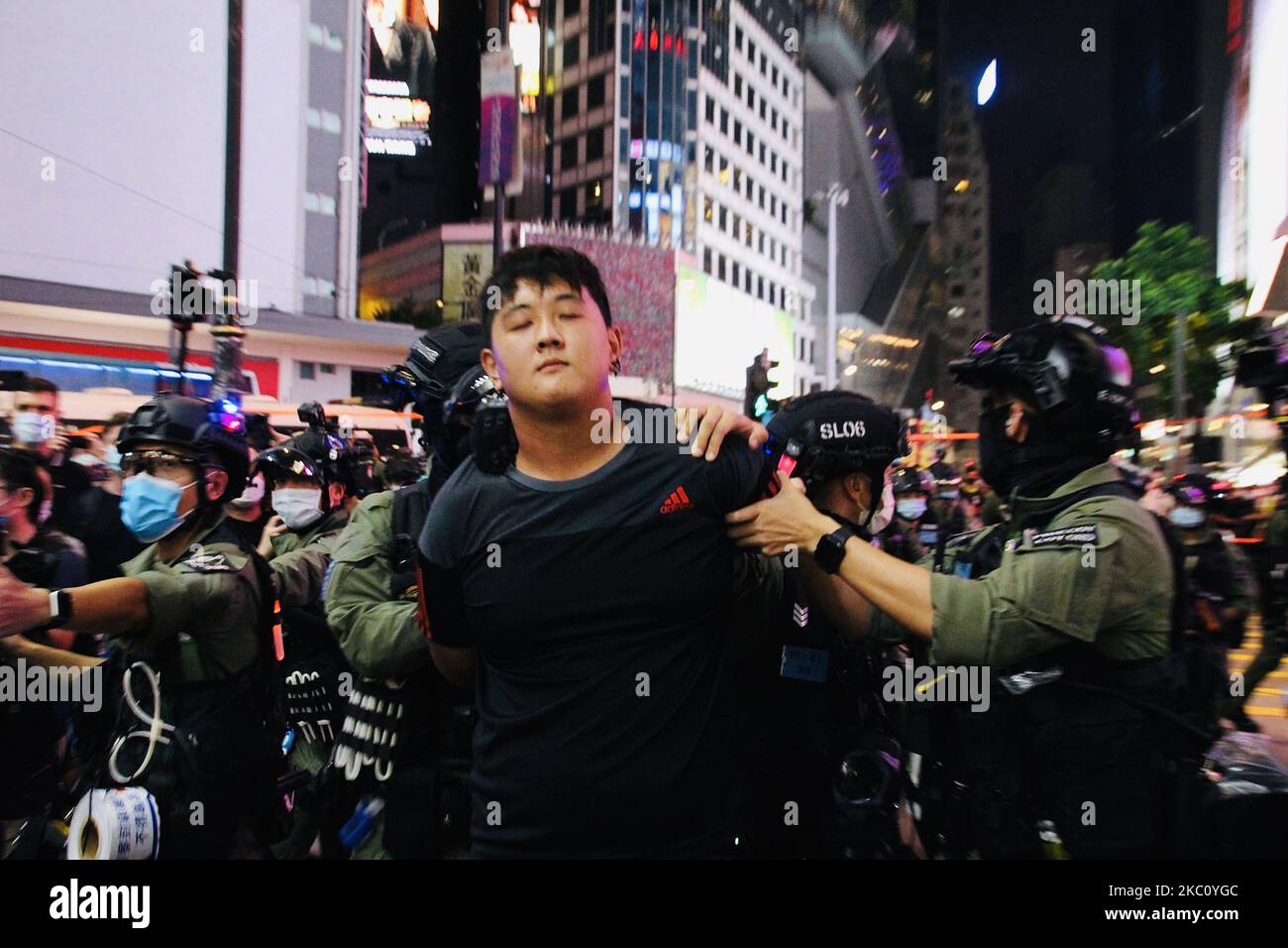 Der Protestierende wird am 1.. Oktober 2020 in Causeway Bay, Hongkong, von der Polizei festgenommen. (Foto von Tommy Walker/NurPhoto) Stockfoto