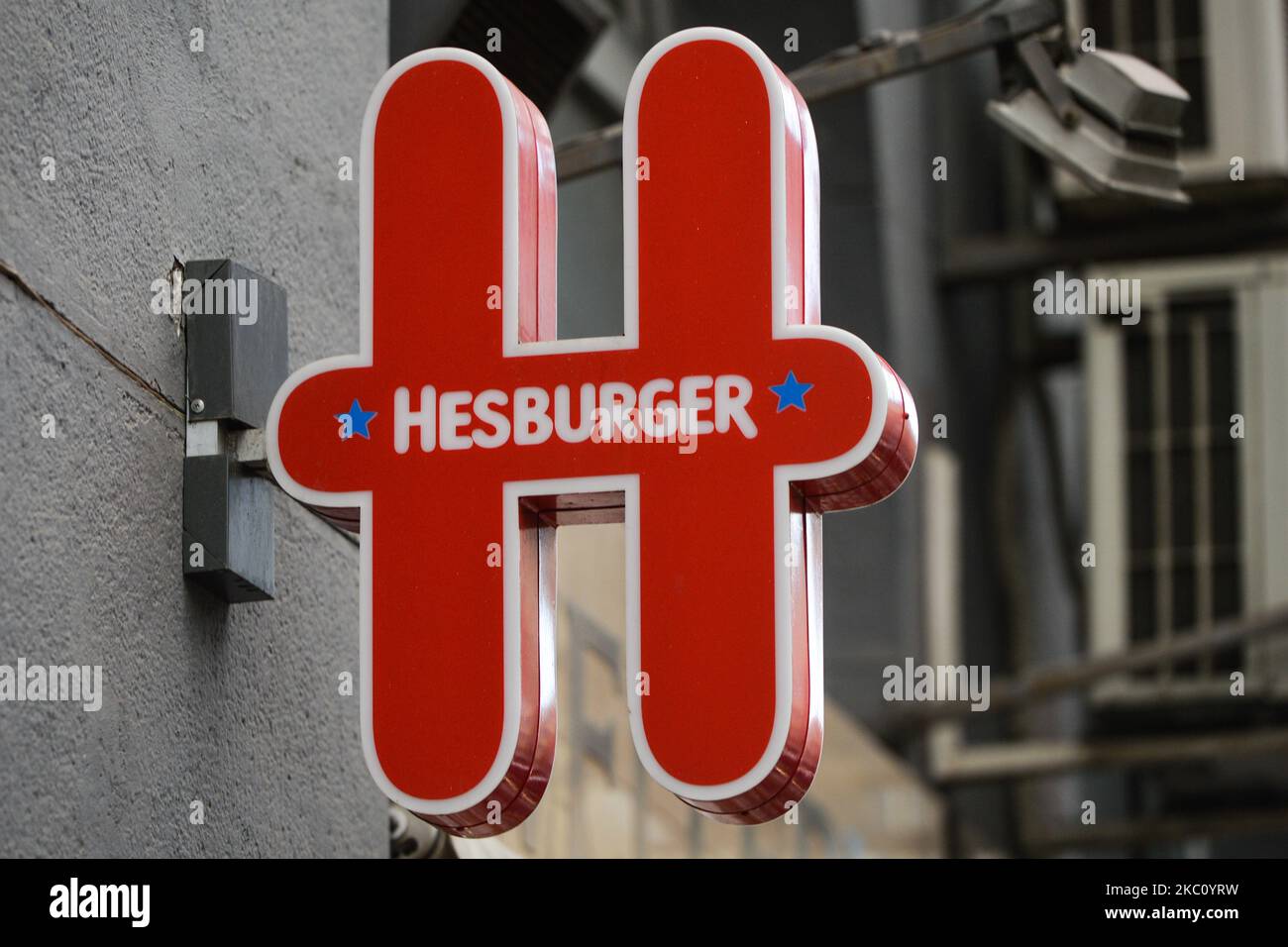 Logo von Hesburger, der größten Hamburger-Restaurantkette in Finnland, Estland, Lettland und Litauen mit einem Marktanteil, der größer ist als der des US-amerikanischen Rivalen McDonald's. Sie ist auch in Belarus, der Ukraine, Deutschland, Bulgarien und Russland tätig. Am Mittwoch, den 30. September 2020, in Sofia, Bulgarien. (Foto von Artur Widak/NurPhoto) Stockfoto