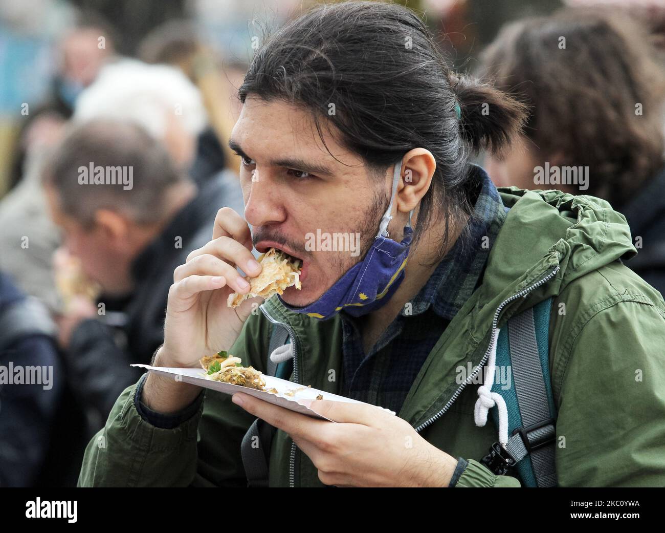 Ein Mann testet das längste vegetarische Shawarma, das Aktivisten am 1. Oktober 2020 in der Innenstadt von Kiew, Ukraine, kochten. In der ukrainischen Hauptstadt wurde der Rekord aufgestellt, der zum Weltvegetarischen Tag angesetzt wurde, um das längste vegetarische Shawarma mit Falafel von 27 Metern und 87 cm Länge zu kochen. Daher wollten die Organisatoren die Aufmerksamkeit auf die Reduzierung des Fleischkonsums, die Rettung von Tierleben und den Schutz der Umwelt lenken. Der Welt-Vegetarier-Tag wurde weltweit am 01. Oktober gefeiert. (Foto von STR/NurPhoto) Stockfoto