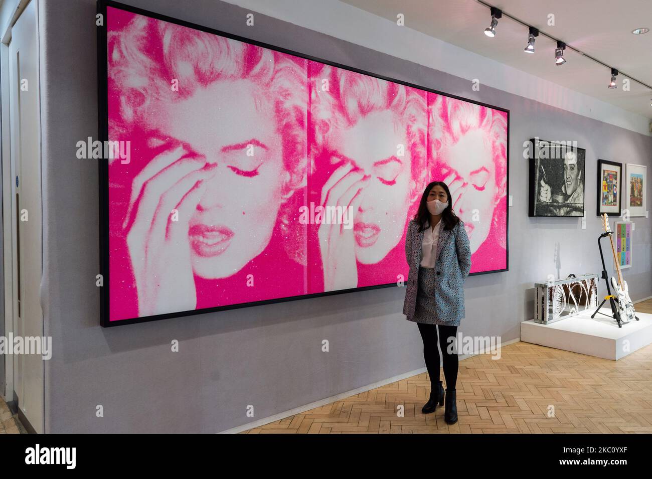 Ein Mitarbeiter der Galerie steht neben Marilyn Crying (Triptych), 2011, von Russell Young (geschätzter Verkaufspreis £50.000 - 70.000) während eines Fotoanrufs für Bonhams' Pop x Culture-Verkauf, am 01. Oktober 2020 in London, England. (Foto von Wiktor Szymanowicz/NurPhoto) Stockfoto