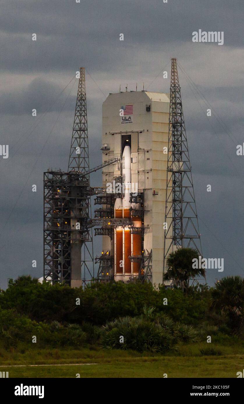 ULA's Delta IV Heavy Rocket mit einer klassifizierten Nutzlast für die NRO's Mission NROL44 kommt aus dem MST (Mobile Service Tower) Stunden vor seinem incented Launch. Am 30. September 2020 in Cape Canaveral, Floriaa, USA. (Foto von Manuel Mazzanti/NurPhoto) Stockfoto
