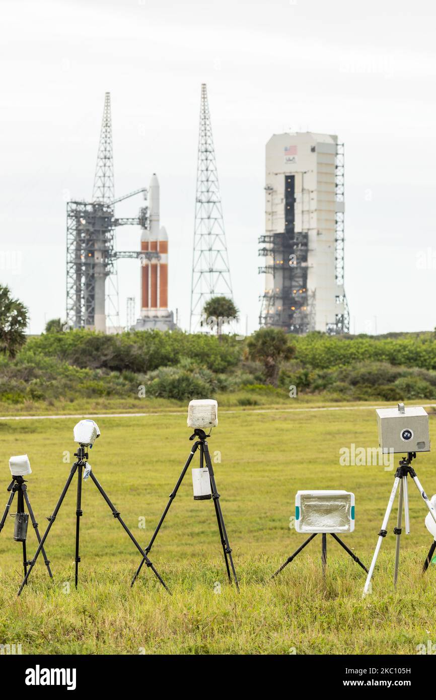 Entfernte Kamaras, die auf dem historischen Pad 34 der Cape Canaverl Air Force Base installiert wurden, pointig zu Pad 37, wo der Start des Delta IV Heavy der ULA am 30. September 2020 in Cape Canaveral, Floriaa, USA, stattfinden wird. (Foto von Manuel Mazzanti/NurPhoto) Stockfoto
