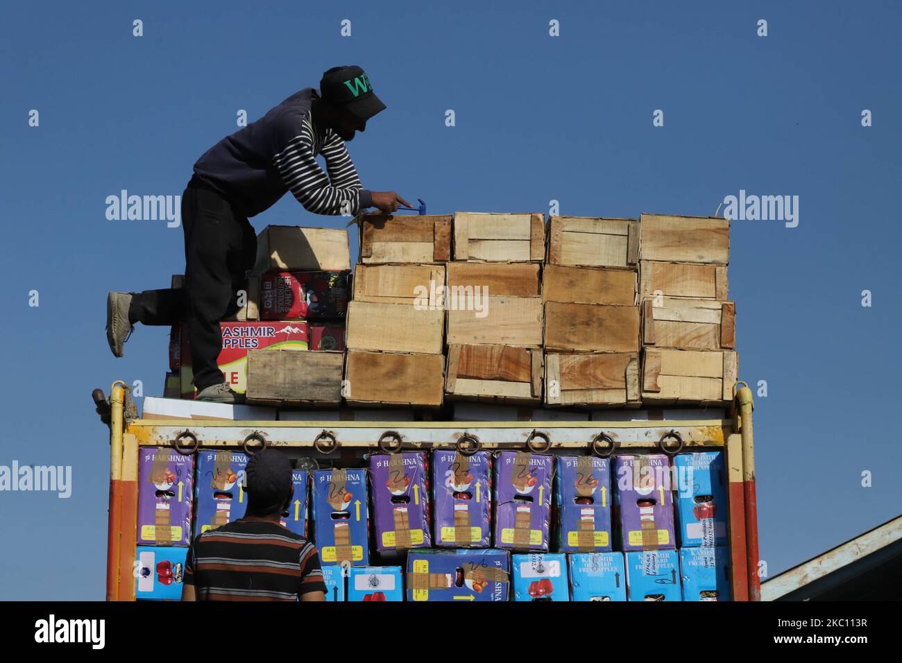 Kashmiri-Arbeiter transportieren am 02. Oktober 2020 Kartons mit Produkten, die auf Lastwagen auf einem großen Obstmarkt in Sovore, District Baramulla, Jammu und Kashmir, Indien, etwa 54kms nördlich von Srinagar, verladen werden. Vor kurzem, die Apple-Züchter und Käufer bei Fruit Mandi in Sopore Bereich des nördlichen Kaschmir Baramulla Bezirk inszenierte einen Protest gegen die Regierung für â € œfailingâ €, um ihre Probleme zu beheben. (Foto von Nasir Kachroo/NurPhoto) Stockfoto