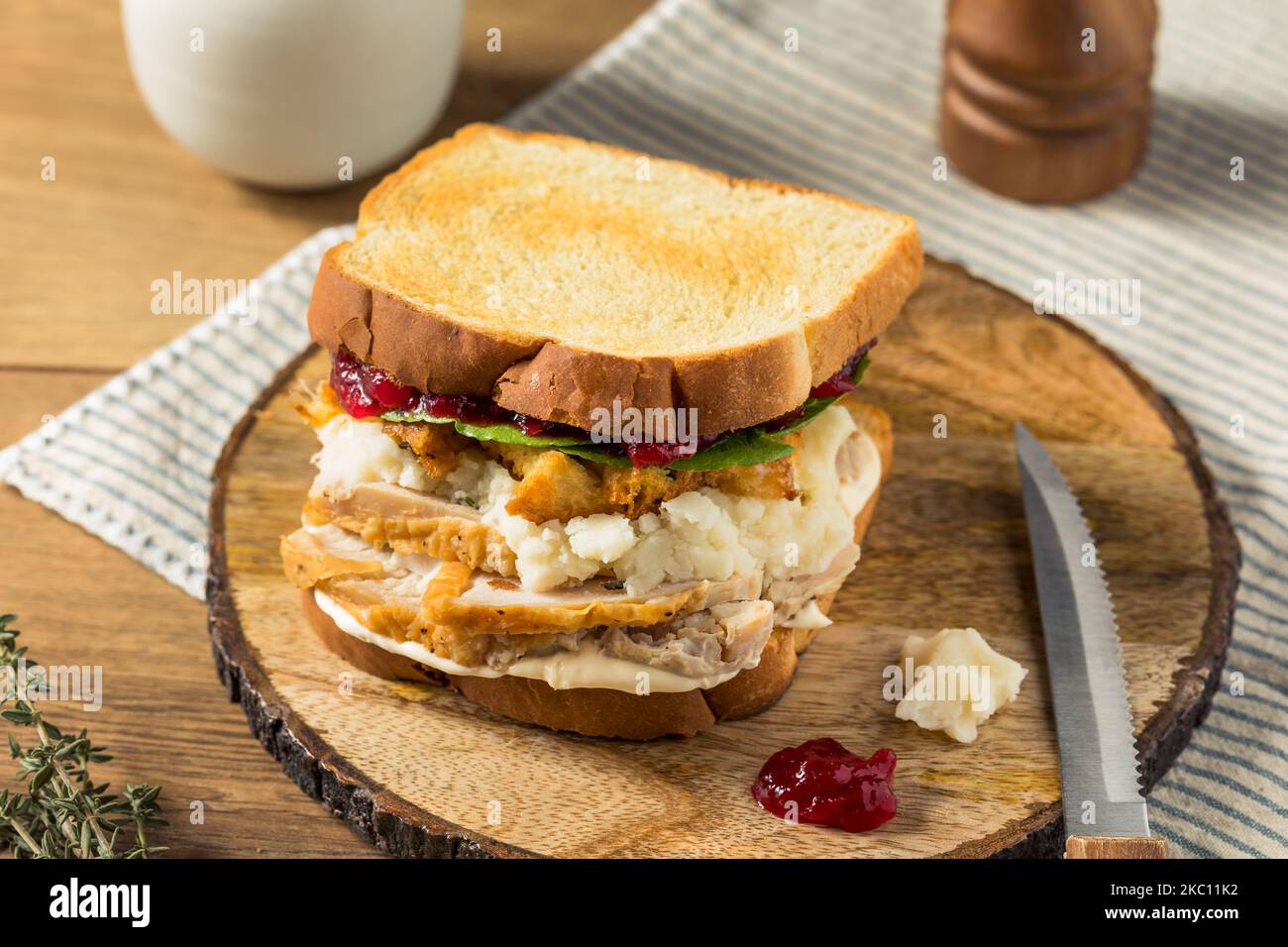 Hausgemachtes Thanksgiving Restover Pute Sandwich mit Cranberry-Füllung und Kartoffeln Stockfoto