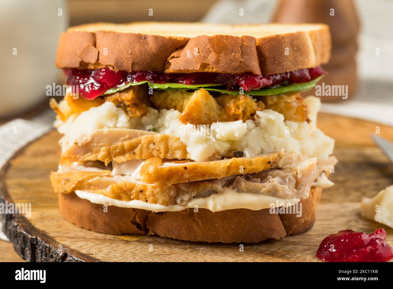 Hausgemachtes Thanksgiving Restover Pute Sandwich mit Cranberry-Füllung und Kartoffeln Stockfoto