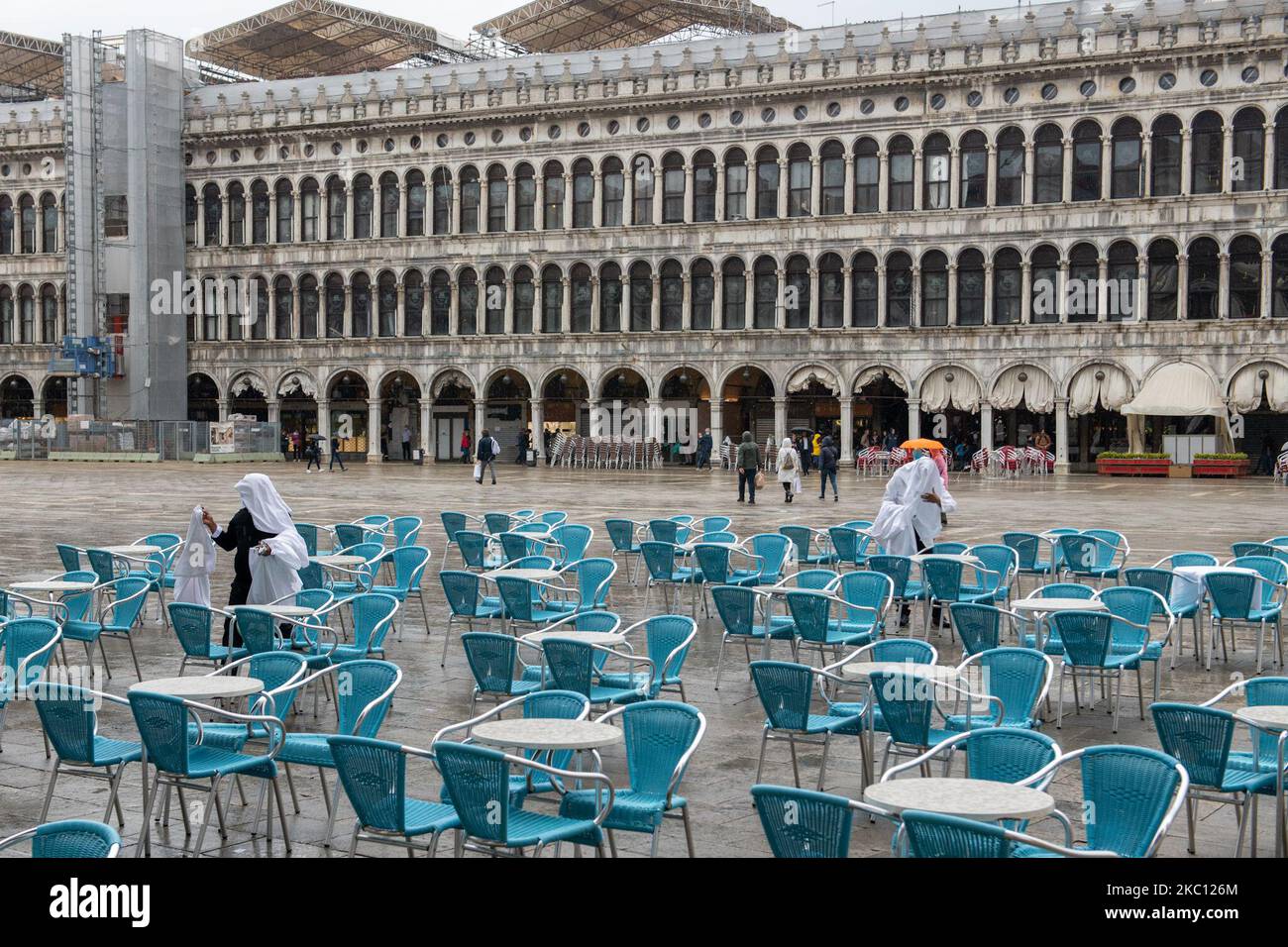 Kellner, die am 02. Oktober 2020 in Venedig, Italien, auf dem San Mark Platz beim Sammeln von Handtüchern wegen des Regens arbeiteten. Die Mose-Barrieren, das experimentelle Projekt realisiert, um Venedig vor der hohen Zeit zu schützen gearbeitet und der maximale Wasserstand auf dem Meeresspiegel erreichte 75cm innerhalb von Venedig statt der 135cm erwartet, halten San Mark Quadrat trocken. (Foto von Giacomo Cosua/NurPhoto) Stockfoto