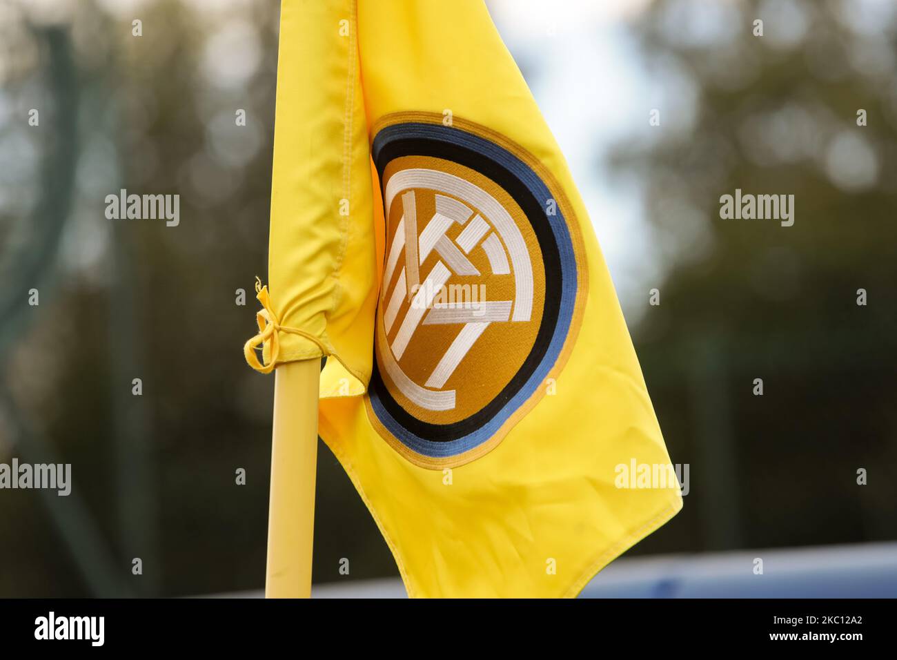 Das Logo des FC Internazionale auf der Eckflagge während des Primavera 1-Spiels zwischen dem FC Internazionale U19 und Ascoli Calcio U19 im Suning Youth Development Centre zum Gedenken an Giacinto Facchetti am 3. Oktober 2020 in Mailand, Italien. (Foto von Mairo Cinquetti/NurPhoto) Stockfoto