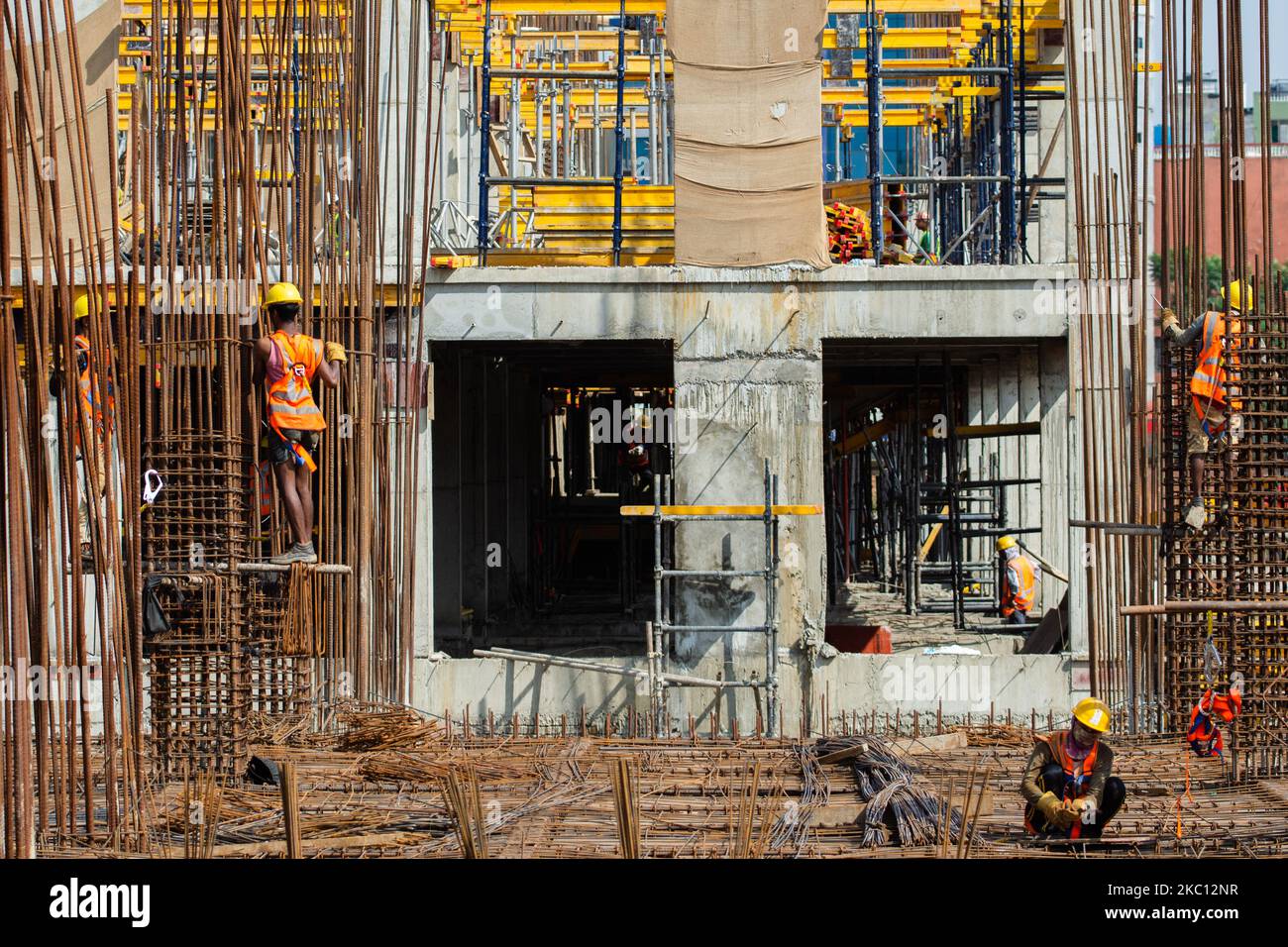 Nepalesische Arbeiter, die am Samstag, 3. Oktober 2020, auf einer Baustelle des neuen bundesparlaments in Singha Durbar, Kathmandu, Nepal, arbeiten (Foto: Rojan Shrestha/NurPhoto) Stockfoto