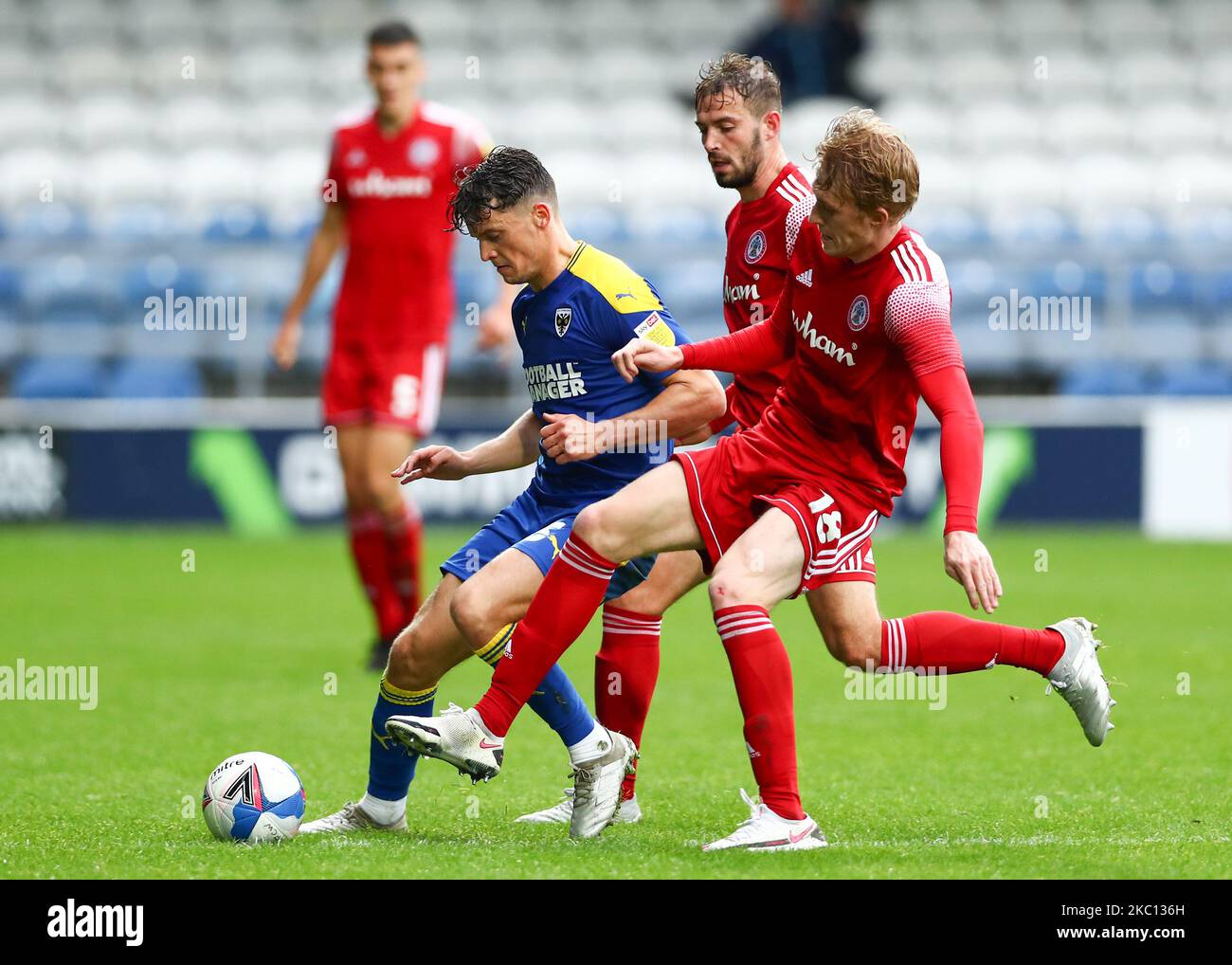 Callum Reilly von AFC Wimbledon hält Harvey Rodgers von Accrington Stanley während des Sky Bet League 1-Spiels zwischen AFC Wimbledon und Accrington Stanley am Samstag, dem 3.. Oktober 2020 im Kyian Price Foundation Stadium, London, ab. (Foto von Jacques Feeney/MI News/NurPhoto) Stockfoto