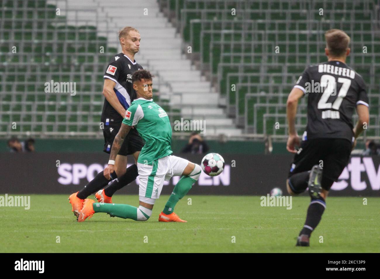 Davie Selke vom SV Werder Bremen und Amos Pieper von der DSC Arminia Bielefeld kämpfen beim Bundesliga-Spiel zwischen dem SV Werder Bremen und der DSC Arminia Bielefeld am 03. Oktober 2020 im Wohninvest WESERSTADION in Bremen um den Ball. (Foto von Peter Niedung/NurPhoto) Stockfoto