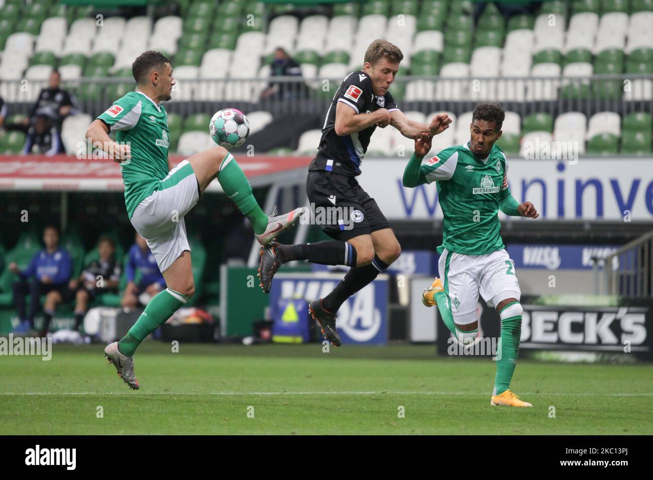 Milos Veljkovic von Werder Bremen, Sven Schipplock von DSC Arminia Bielefeld und Theodor Gebre Selassie vom SV Werder Bremen kämpfen beim Bundesliga-Spiel zwischen SV Werder Bremen und DSC Arminia Bielefeld am 03. Oktober 2020 im Wohninvest WESERSTADION in Bremen um den Ball. (Foto von Peter Niedung/NurPhoto) Stockfoto