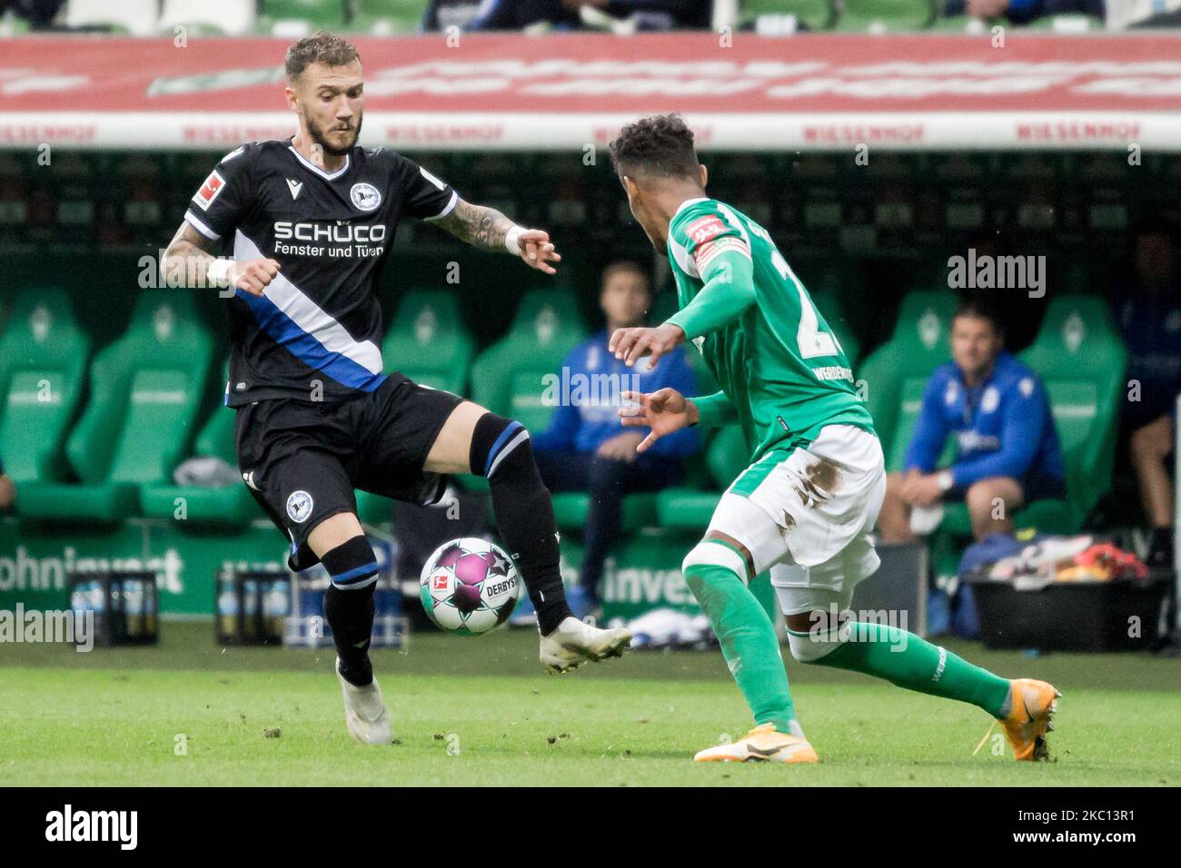 Marcel Hartel von der DSC Arminia Bielefeld und Theodor Gebre Selassie vom SV Werder Bremen kämpfen beim Bundesliga-Spiel zwischen dem SV Werder Bremen und der DSC Arminia Bielefeld am 03. Oktober 2020 im Wohninvest WESERSTADION in Bremen um den Ball. (Foto von Peter Niedung/NurPhoto) Stockfoto