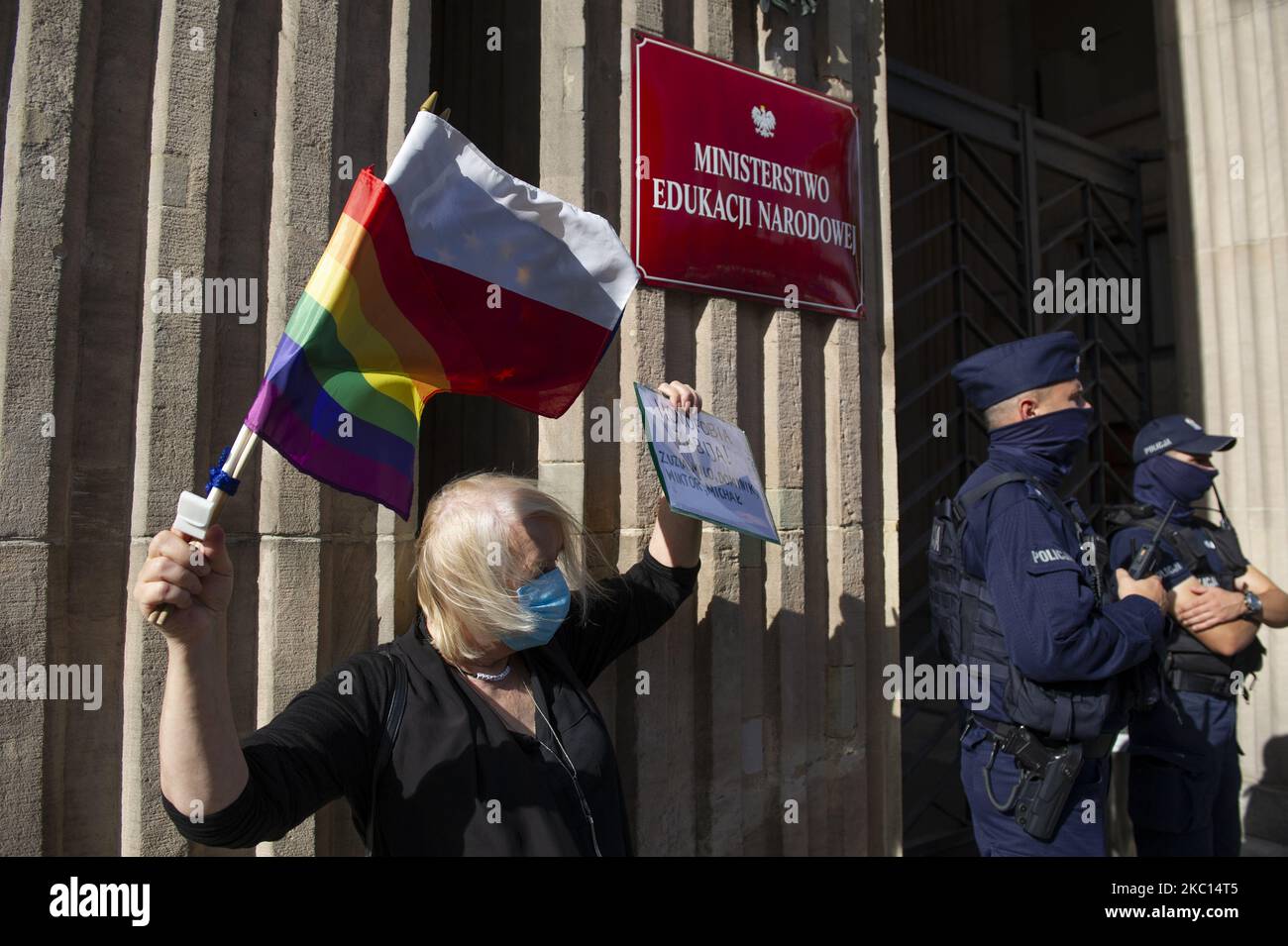 Ein Demonstranten hält ein Schild mit der Aufschrift „Homophobie tötet“ und den Namen von LGBT-Menschen, die am 4. September 2020 in Warschau, Polen, wegen Diskriminierung Selbstmord begangen haben. Einige hundert Menschen versammelten sich vor dem Bildungsministerium, um ihre Ablehnung gegenüber dem neu gewählten Minister für Bildung und Wissenschaft Przemyslaw Czarnek zu zeigen. Herr Czarnek, ein konservativer Parteimitglied der PiS (Law and Justice), ist bekannt für seine Anti-LGBT-Kampagne, die von der Regierungspartei seit Anfang letzten Jahres geführt wird. Im Juni sagte Czarnek in einem Nachrichtendienst-Auftritt: „Wir wollen uns gegen die LGBT-Ideologie verteidigen und aufhören, zuzuhören Stockfoto