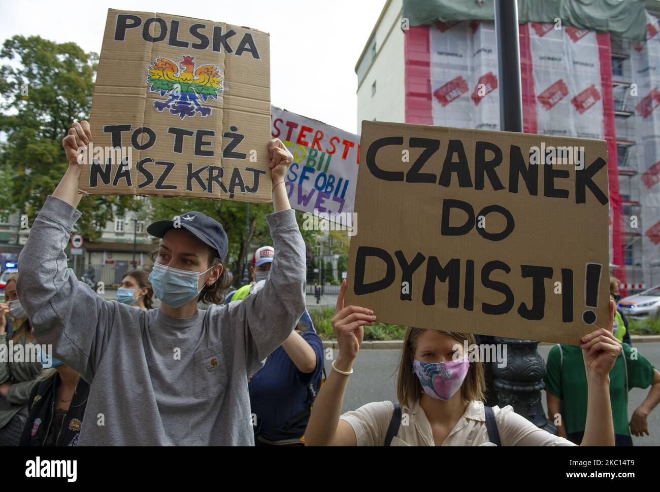 Demonstranten, die Schutzmasken tragen, tragen Schilder mit den Aufschrift „Polen ist auch unser Land“ und „Czarnek tritt zurück“ während eines Protestes gegen den neu gewählten Bildungsminister am 4. September 2020 in Warschau, Polen. Einige hundert Menschen versammelten sich vor dem Bildungsministerium, um ihre Ablehnung gegenüber dem neu gewählten Minister für Bildung und Wissenschaft Przemyslaw Czarnek zu zeigen. Herr Czarnek, ein konservativer Parteimitglied der PiS (Law and Justice), ist bekannt für seine Anti-LGBT-Kampagne, die von der Regierungspartei seit Anfang letzten Jahres geführt wird. Im Juni sagte Czarnek in einem Nachrichtendienst-Auftritt: „Lasst uns verteidigen o Stockfoto