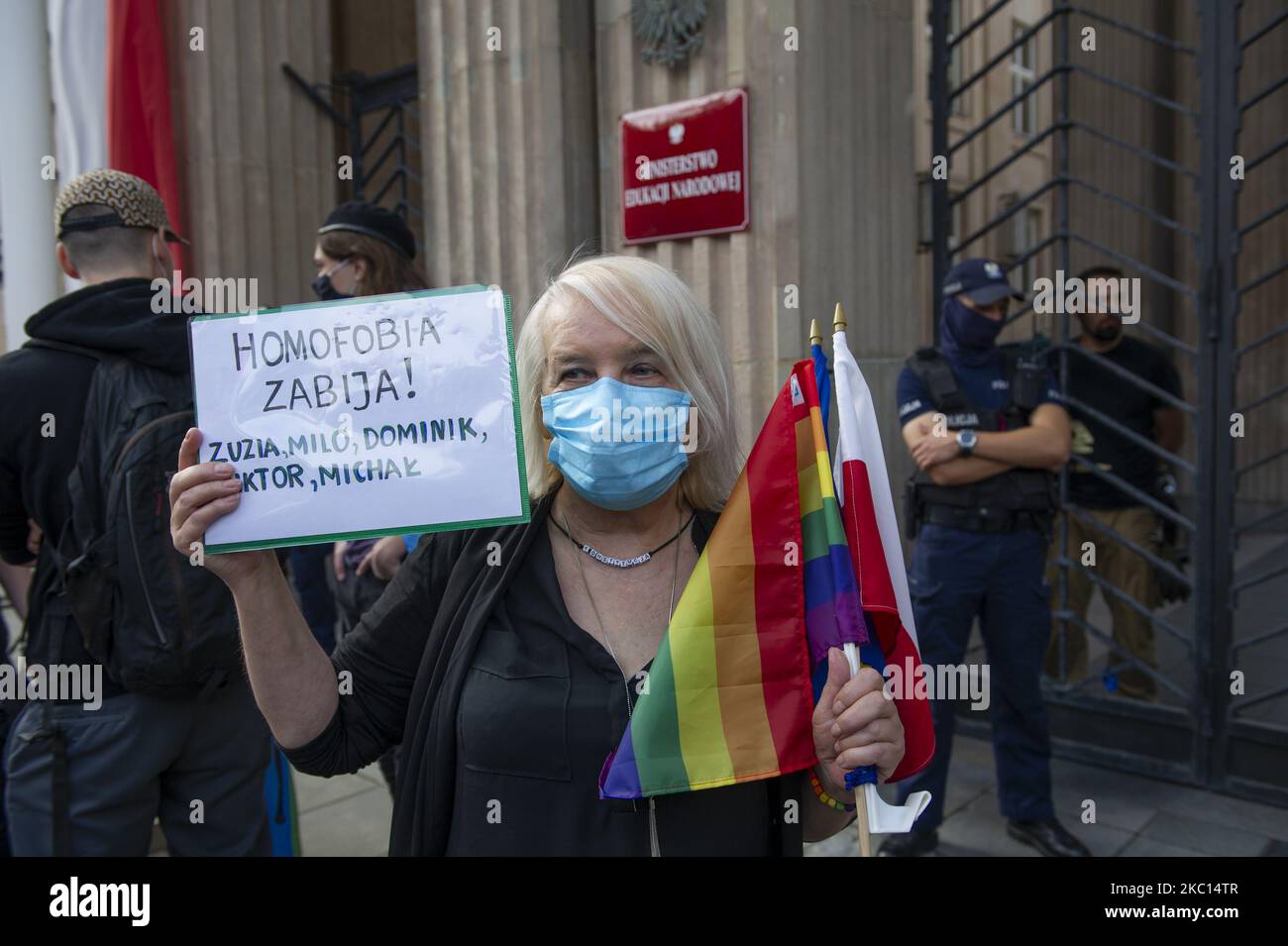 Ein Demonstranten hält ein Schild mit der Aufschrift „Homophobie tötet“ und den Namen von LGBT-Menschen, die am 4. September 2020 in Warschau, Polen, wegen Diskriminierung Selbstmord begangen haben. Einige hundert Menschen versammelten sich vor dem Bildungsministerium, um ihre Ablehnung gegenüber dem neu gewählten Minister für Bildung und Wissenschaft Przemyslaw Czarnek zu zeigen. Herr Czarnek, ein konservativer Parteimitglied der PiS (Law and Justice), ist bekannt für seine Anti-LGBT-Kampagne, die von der Regierungspartei seit Anfang letzten Jahres geführt wird. Im Juni sagte Czarnek in einem Nachrichtendienst-Auftritt: „Wir wollen uns gegen die LGBT-Ideologie verteidigen und aufhören, zuzuhören Stockfoto