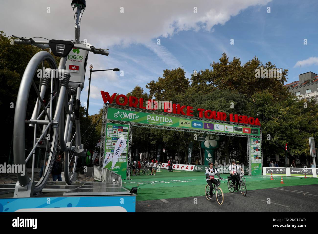 Radfahrer besuchen die World Bike Tour 2020 am 4. Oktober 2020 in Lissabon, Portugal. (Foto von Pedro Fiúza/NurPhoto) Stockfoto