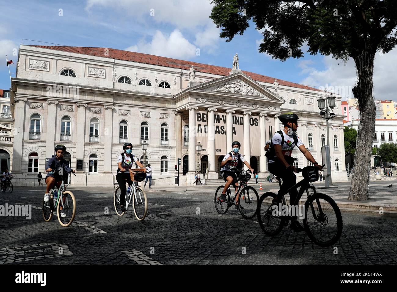 Radfahrer besuchen die World Bike Tour 2020 am 4. Oktober 2020 in Lissabon, Portugal. (Foto von Pedro Fiúza/NurPhoto) Stockfoto