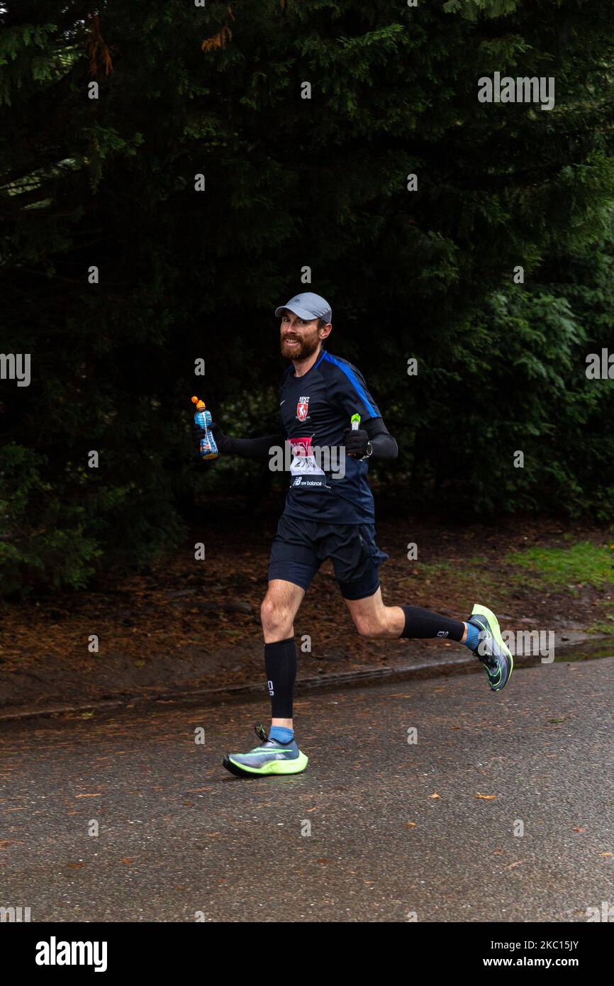 Puru Rai, ein Teilnehmer des Virgin Money Virtual London Marathon, wird am 4. Oktober 2020 im Dulwich Park in South London, England, bei kaltem Regenwetter laufen sehen. Aufgrund der Covid-19-Pandemie war der London Marathon für die Öffentlichkeit virtuell. Die Teilnehmer laufen an Orten der Wahl und verfügen über eine mobile Anwendung als Überwachungssystem. Familie und Freunde nahmen oft kürzere Distanzen ein, um den Läufer zu unterstützen. (Foto von Dominika Zarzycka/NurPhoto) Stockfoto