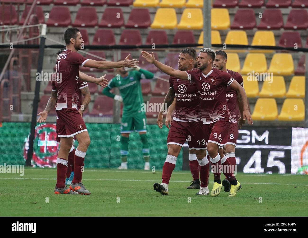 Die Spieler von Reggina 1914 feiern das Tor während des Spiels der Serie B zwischen Reggina 1914 und Pescara Calcio am 3. Oktober 2020 im Stadion „Oreste Granillo“ in Reggio Calabria, Italien (Foto: Gabriele Maricchiolo/NurPhoto) Stockfoto