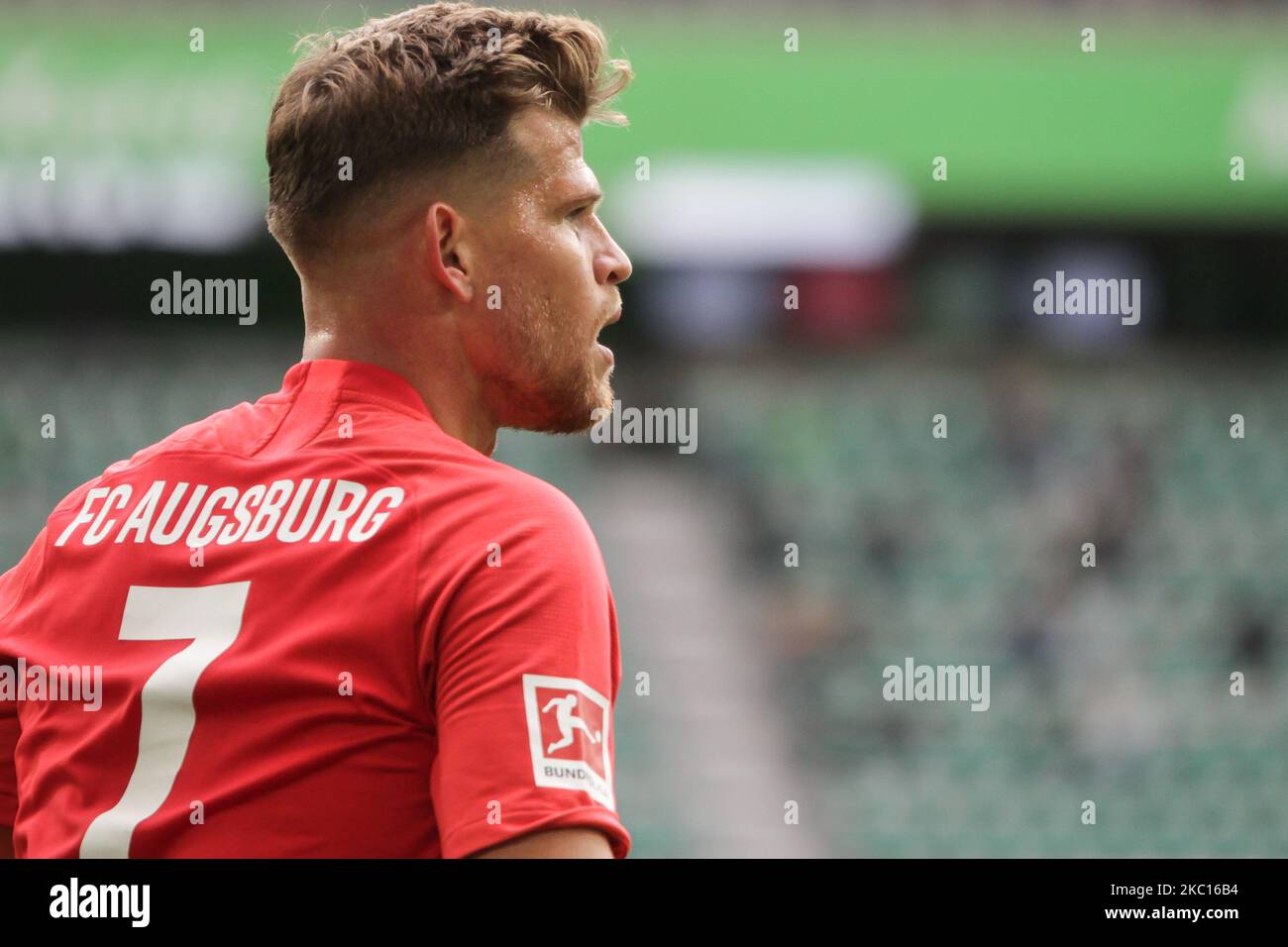 Florian Niederlechner vom FC Augsburg läuft mit Ball beim Bundesliga-Spiel zwischen dem VfL Wolfsburg und dem FC Augsburg in der Volkswagen Arena am 04. Oktober 2020 in Wolfsburg. (Foto von Peter Niedung/NurPhoto) Stockfoto