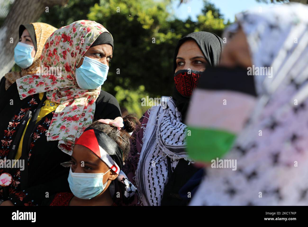 Palästinenser, die Gesichtsschutzmasken tragen, nehmen an einer Demonstration Teil, wie ihre Unterstützung für Gefangene, die am 5. Oktober 2020 in israelischen Gefängnissen in Gaza-Stadt festgehalten wurden, gezeigt wird. (Foto von Majdi Fathi/NurPhoto) Stockfoto