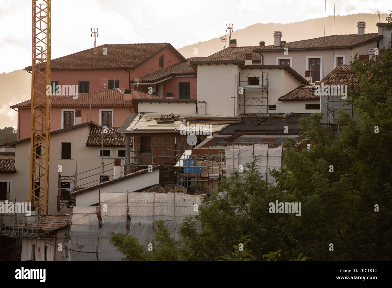 Ein aktives Baugelände in L'Aquila, Italien, am 5. Oktober 2020. Am 5. oktober gibt es in Italien die Möglichkeit, den 110% superbonus für Energieeffizienz zu beantragen (Foto von Lorenzo Di Cola/NurPhoto) Stockfoto