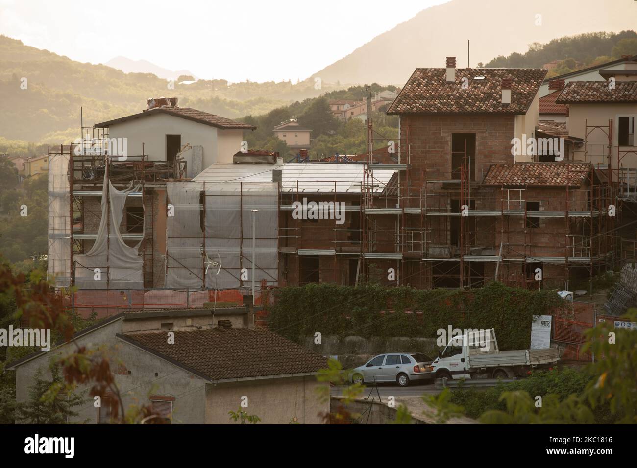 Ein aktives Baugelände in L'Aquila, Italien, am 5. Oktober 2020. Am 5. oktober gibt es in Italien die Möglichkeit, den 110% superbonus für Energieeffizienz zu beantragen (Foto von Lorenzo Di Cola/NurPhoto) Stockfoto