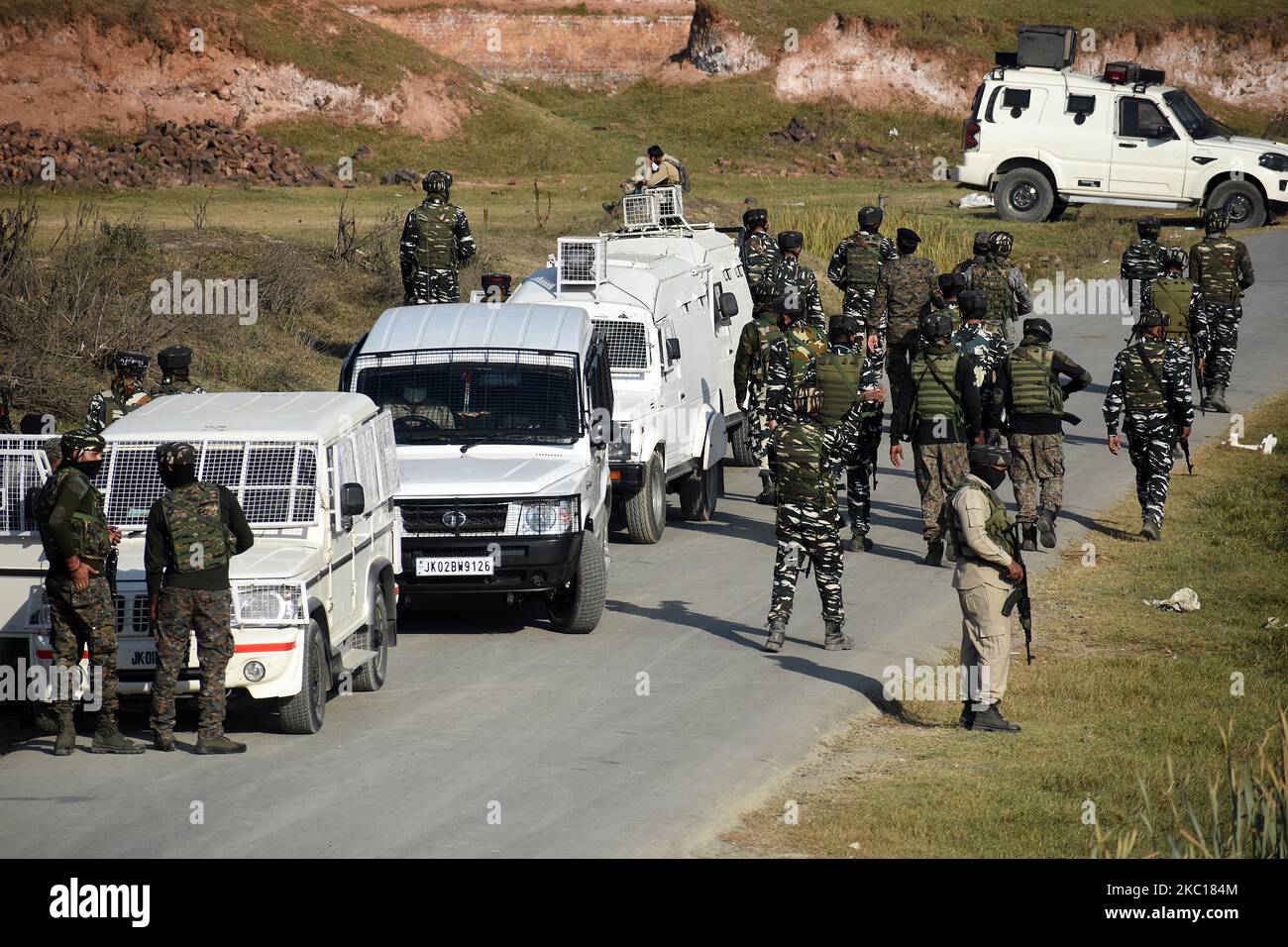 Am 05. Oktober 2020 treffen indische Soldaten am Ort der Schießerei am Stadtrand von Srinagar ein.zwei Soldaten der indischen Central Reserve Police Forces (CRPF) wurden getötet und drei weitere wurden verletzt, nachdem mutmaßliche Militante eine Truppenpartei im Gebiet Kandizal in Pampore im südkashmirischen Pulwama angegriffen hatten. (Foto von Faisal Khan/NurPhoto) Stockfoto