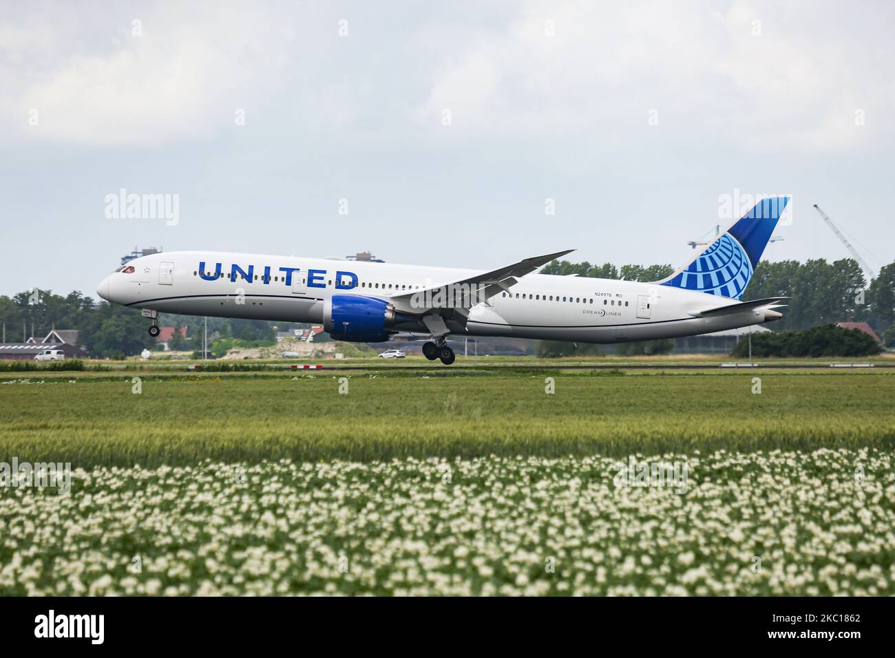 United Airlines Boeing 787-9 Dreamliner-Flugzeuge, gesehen beim endgültigen Anflug und der Landung auf der Start- und Landebahn Polderbaan im niederländischen Amsterdam Schiphol AMS EHAM Airport, der am 30. August 2020 aus Newark EWR New York, NY, USA, eintraf. Das moderne Großkörperflugzeug hat die neue Lackierung und die Zulassung N24976 und 2x GE Jet-Motoren. United UA UAL ist die drittgrößte Fluggesellschaft der Welt und Mitglied der Luftfahrtallianz Star Alliance. United verbindet die USA mit Europa und den Niederlanden mit Fracht- und Passagierflügen während der Covid-19-Coronavirus-Pandemie. Stockfoto