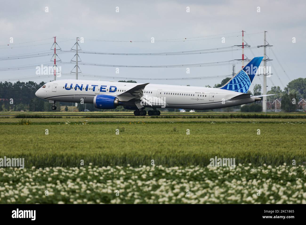 United Airlines Boeing 787-9 Dreamliner-Flugzeuge, gesehen beim endgültigen Anflug und der Landung auf der Start- und Landebahn Polderbaan im niederländischen Amsterdam Schiphol AMS EHAM Airport, der am 30. August 2020 aus Newark EWR New York, NY, USA, eintraf. Das moderne Großkörperflugzeug hat die neue Lackierung und die Zulassung N24976 und 2x GE Jet-Motoren. United UA UAL ist die drittgrößte Fluggesellschaft der Welt und Mitglied der Luftfahrtallianz Star Alliance. United verbindet die USA mit Europa und den Niederlanden mit Fracht- und Passagierflügen während der Covid-19-Coronavirus-Pandemie. Stockfoto