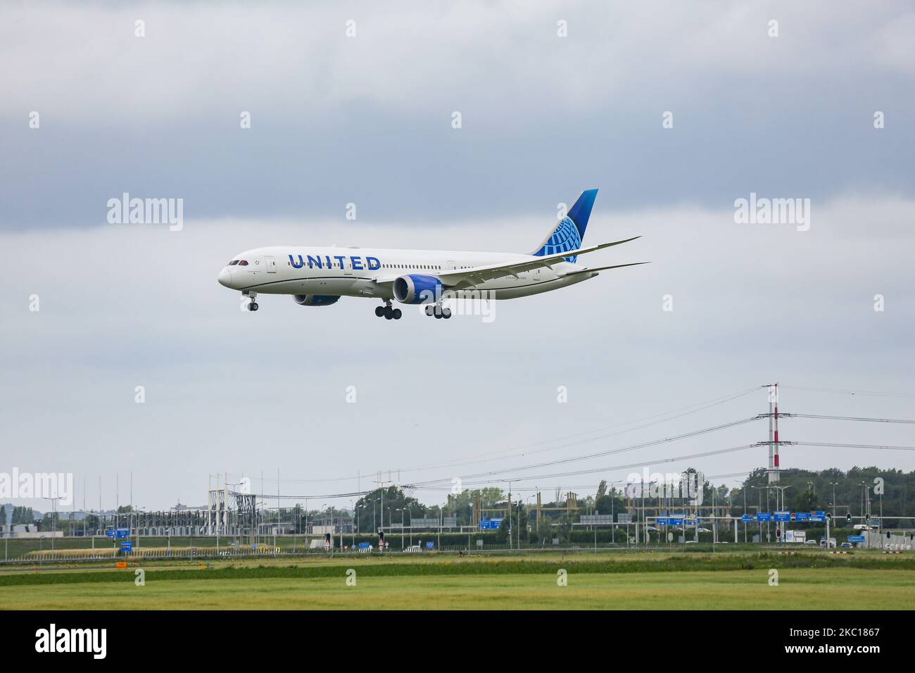 United Airlines Boeing 787-9 Dreamliner-Flugzeuge, gesehen beim endgültigen Anflug und der Landung auf der Start- und Landebahn Polderbaan im niederländischen Amsterdam Schiphol AMS EHAM Airport, der am 30. August 2020 aus Newark EWR New York, NY, USA, eintraf. Das moderne Großkörperflugzeug hat die neue Lackierung und die Zulassung N24976 und 2x GE Jet-Motoren. United UA UAL ist die drittgrößte Fluggesellschaft der Welt und Mitglied der Luftfahrtallianz Star Alliance. United verbindet die USA mit Europa und den Niederlanden mit Fracht- und Passagierflügen während der Covid-19-Coronavirus-Pandemie. Stockfoto