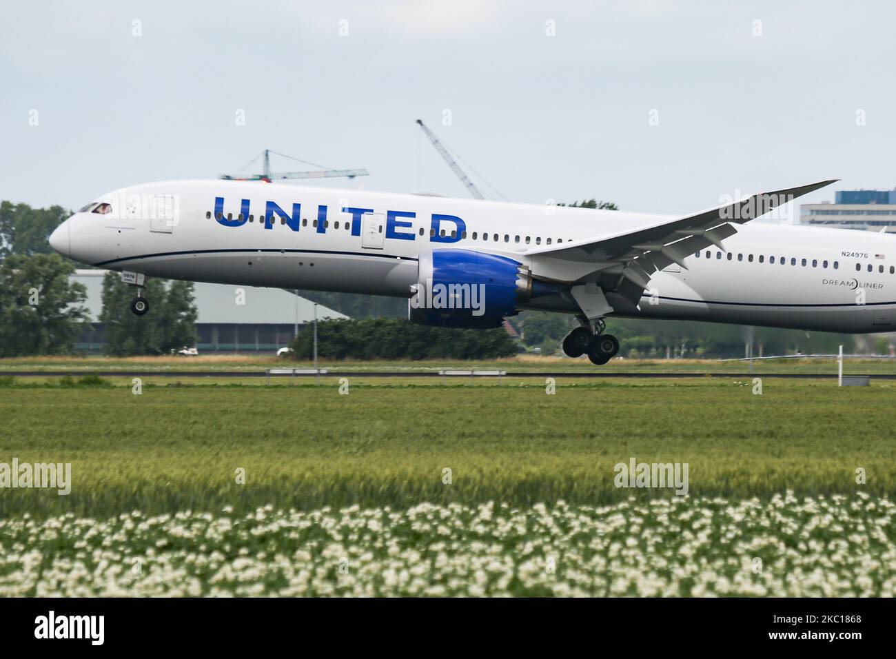 United Airlines Boeing 787-9 Dreamliner-Flugzeuge, gesehen beim endgültigen Anflug und der Landung auf der Start- und Landebahn Polderbaan im niederländischen Amsterdam Schiphol AMS EHAM Airport, der am 30. August 2020 aus Newark EWR New York, NY, USA, eintraf. Das moderne Großkörperflugzeug hat die neue Lackierung und die Zulassung N24976 und 2x GE Jet-Motoren. United UA UAL ist die drittgrößte Fluggesellschaft der Welt und Mitglied der Luftfahrtallianz Star Alliance. United verbindet die USA mit Europa und den Niederlanden mit Fracht- und Passagierflügen während der Covid-19-Coronavirus-Pandemie. Stockfoto