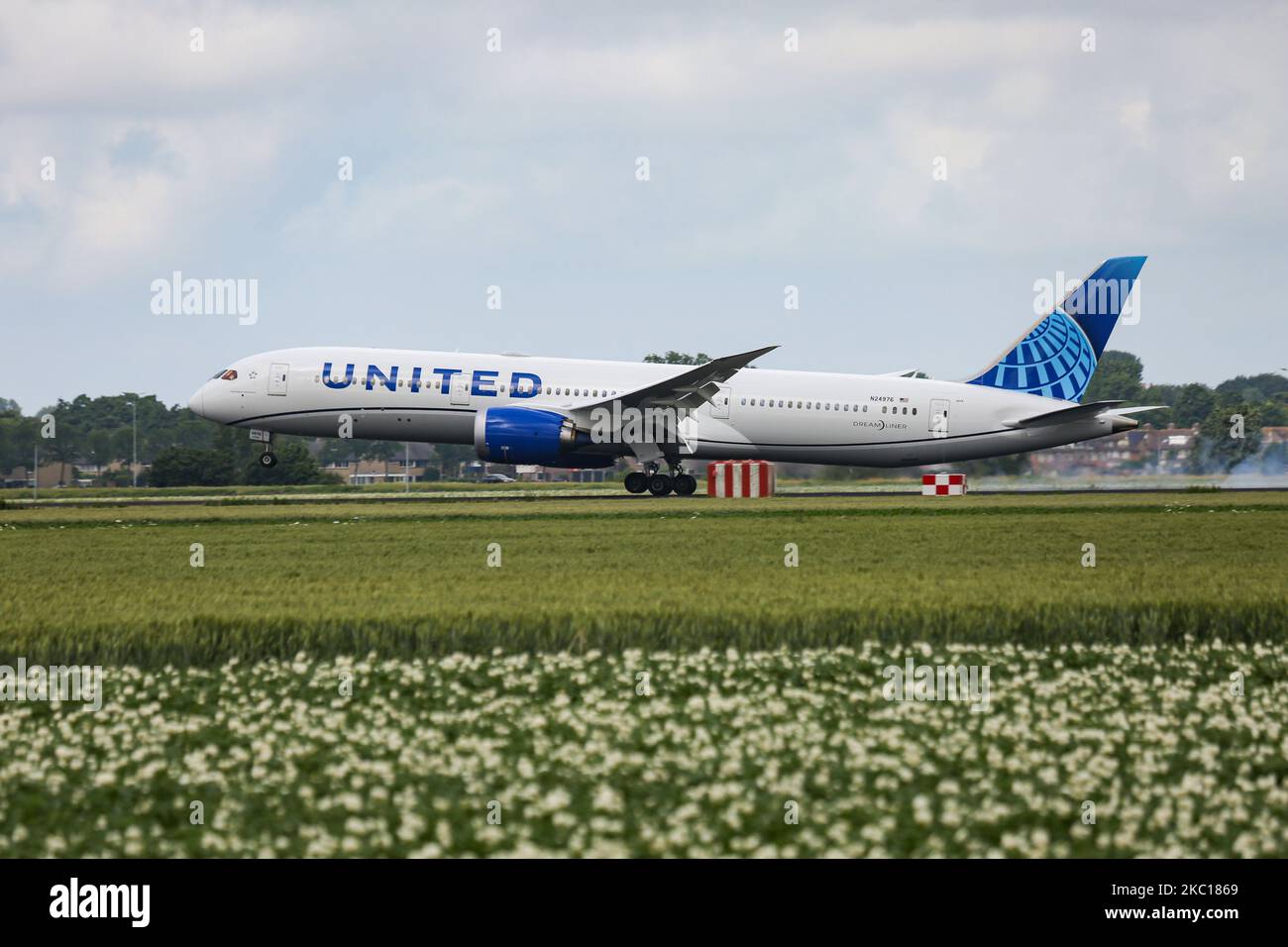 United Airlines Boeing 787-9 Dreamliner-Flugzeuge, gesehen beim endgültigen Anflug und der Landung auf der Start- und Landebahn Polderbaan im niederländischen Amsterdam Schiphol AMS EHAM Airport, der am 30. August 2020 aus Newark EWR New York, NY, USA, eintraf. Das moderne Großkörperflugzeug hat die neue Lackierung und die Zulassung N24976 und 2x GE Jet-Motoren. United UA UAL ist die drittgrößte Fluggesellschaft der Welt und Mitglied der Luftfahrtallianz Star Alliance. United verbindet die USA mit Europa und den Niederlanden mit Fracht- und Passagierflügen während der Covid-19-Coronavirus-Pandemie. Stockfoto