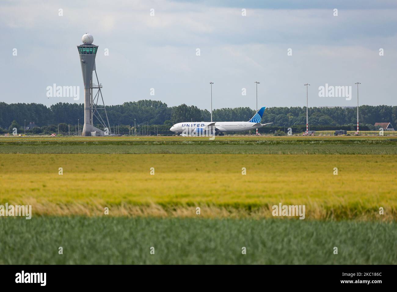 United Airlines Boeing 787-9 Dreamliner-Flugzeuge, gesehen beim endgültigen Anflug und der Landung auf der Start- und Landebahn Polderbaan im niederländischen Amsterdam Schiphol AMS EHAM Airport, der am 30. August 2020 aus Newark EWR New York, NY, USA, eintraf. Das moderne Großkörperflugzeug hat die neue Lackierung und die Zulassung N24976 und 2x GE Jet-Motoren. United UA UAL ist die drittgrößte Fluggesellschaft der Welt und Mitglied der Luftfahrtallianz Star Alliance. United verbindet die USA mit Europa und den Niederlanden mit Fracht- und Passagierflügen während der Covid-19-Coronavirus-Pandemie. Stockfoto
