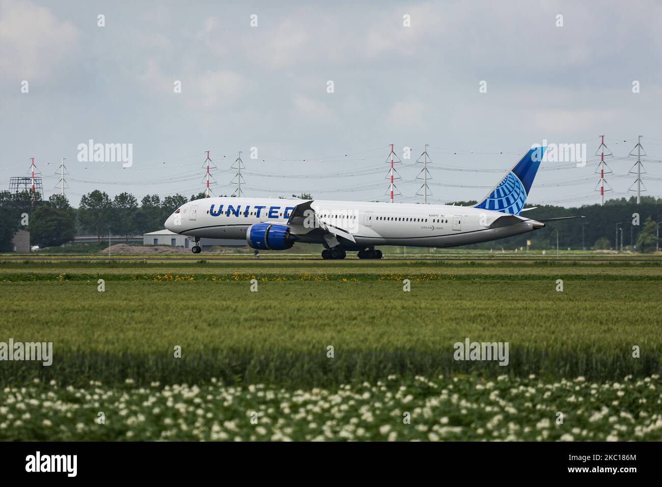 United Airlines Boeing 787-9 Dreamliner-Flugzeuge, gesehen beim endgültigen Anflug und der Landung auf der Start- und Landebahn Polderbaan im niederländischen Amsterdam Schiphol AMS EHAM Airport, der am 30. August 2020 aus Newark EWR New York, NY, USA, eintraf. Das moderne Großkörperflugzeug hat die neue Lackierung und die Zulassung N24976 und 2x GE Jet-Motoren. United UA UAL ist die drittgrößte Fluggesellschaft der Welt und Mitglied der Luftfahrtallianz Star Alliance. United verbindet die USA mit Europa und den Niederlanden mit Fracht- und Passagierflügen während der Covid-19-Coronavirus-Pandemie. Stockfoto