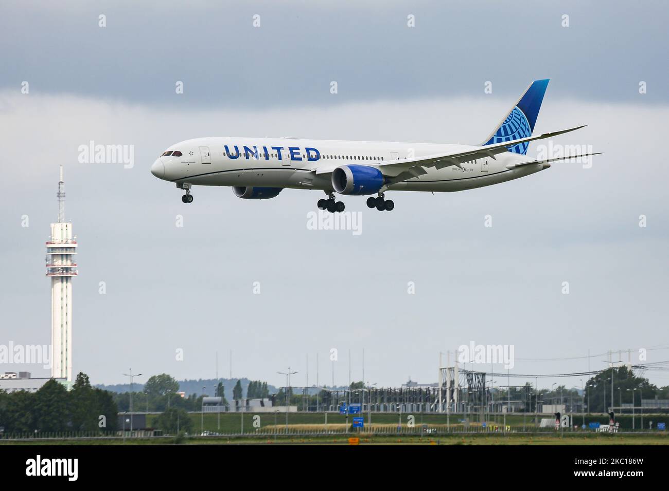 United Airlines Boeing 787-9 Dreamliner-Flugzeuge, gesehen beim endgültigen Anflug und der Landung auf der Start- und Landebahn Polderbaan im niederländischen Amsterdam Schiphol AMS EHAM Airport, der am 30. August 2020 aus Newark EWR New York, NY, USA, eintraf. Das moderne Großkörperflugzeug hat die neue Lackierung und die Zulassung N24976 und 2x GE Jet-Motoren. United UA UAL ist die drittgrößte Fluggesellschaft der Welt und Mitglied der Luftfahrtallianz Star Alliance. United verbindet die USA mit Europa und den Niederlanden mit Fracht- und Passagierflügen während der Covid-19-Coronavirus-Pandemie. Stockfoto