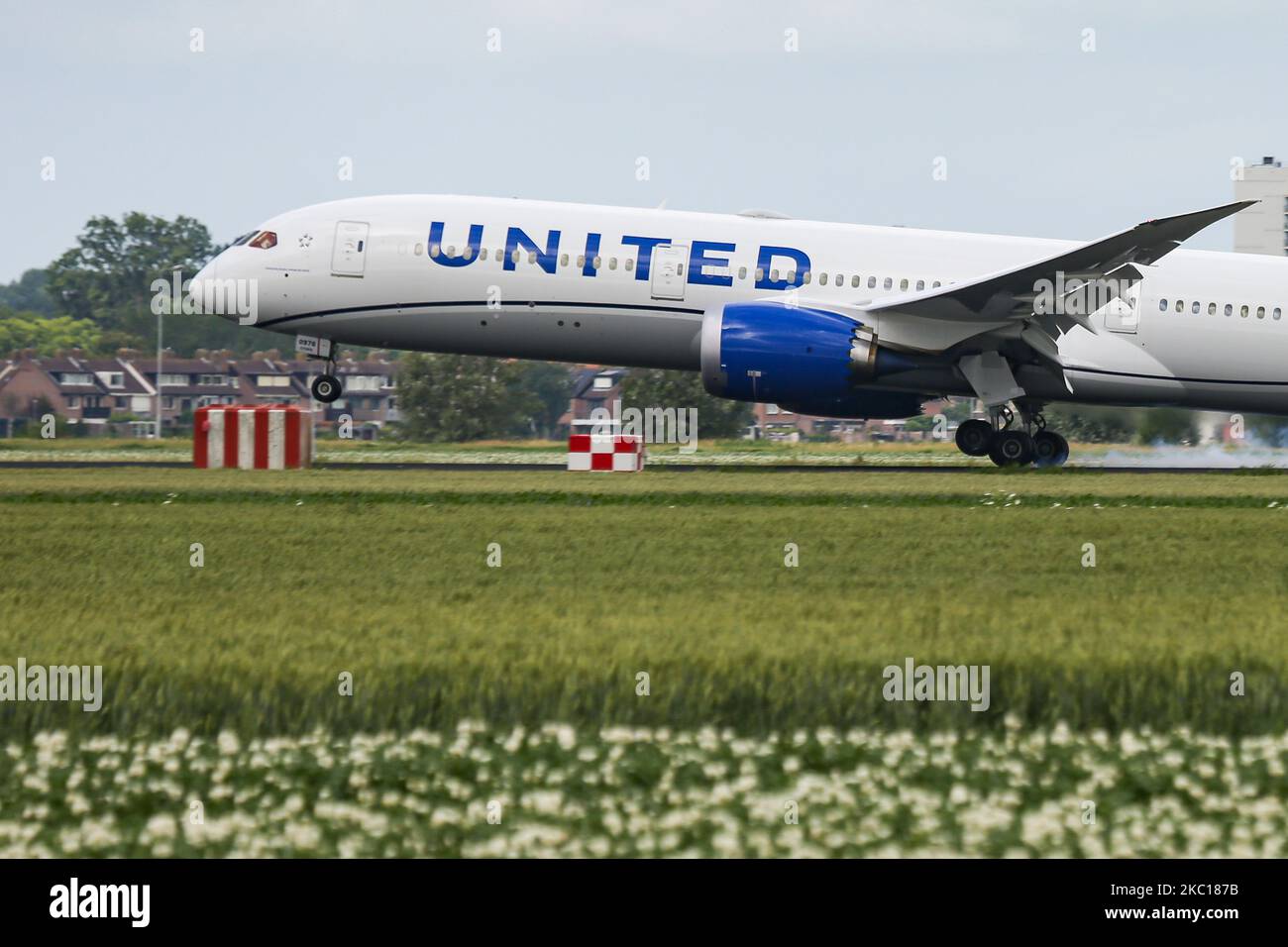 United Airlines Boeing 787-9 Dreamliner-Flugzeuge, gesehen beim endgültigen Anflug und der Landung auf der Start- und Landebahn Polderbaan im niederländischen Amsterdam Schiphol AMS EHAM Airport, der am 30. August 2020 aus Newark EWR New York, NY, USA, eintraf. Das moderne Großkörperflugzeug hat die neue Lackierung und die Zulassung N24976 und 2x GE Jet-Motoren. United UA UAL ist die drittgrößte Fluggesellschaft der Welt und Mitglied der Luftfahrtallianz Star Alliance. United verbindet die USA mit Europa und den Niederlanden mit Fracht- und Passagierflügen während der Covid-19-Coronavirus-Pandemie. Stockfoto