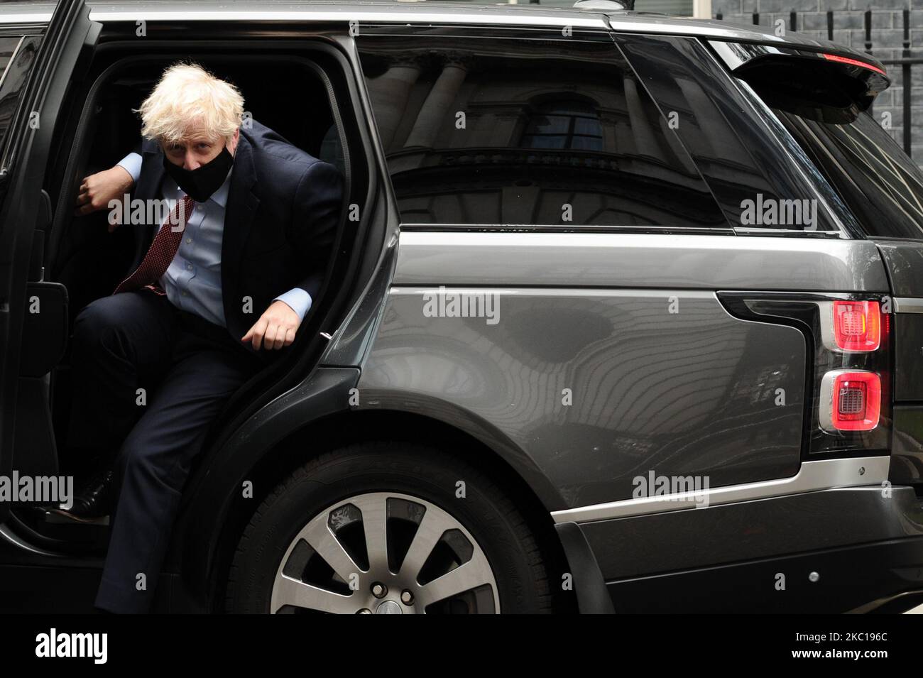 Der britische Premierminister Boris Johnson, der bei der Rückkehr von der Rede seines Führers auf der virtuellen Konferenz der Konservativen Partei eine Gesichtsmaske trug, kommt am 6. Oktober 2020 in der Downing Street in London, England, wieder an. (Foto von David Cliff/NurPhoto) Stockfoto