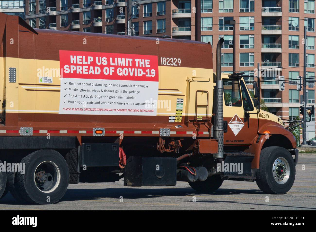 Unterzeichnen Sie am 21. Mai 2020 in Toronto, Ontario, Kanada, einen Müllwagen, der Regeln zum Schutz von Sanitäterinnen vor dem neuartigen Coronavirus (COVID-19) beschreibt. (Foto von Creative Touch Imaging Ltd./NurPhoto) Stockfoto