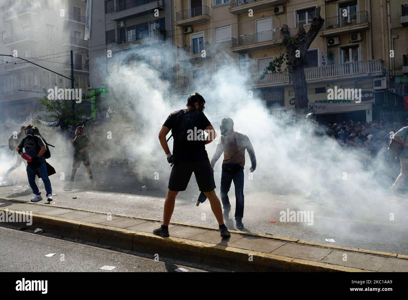 Nach der Urteilsverkündung der Goldenen Morgenröte vor dem Berufungsgericht in Athen, Griechenland, am 7. Oktober 2020 brechen Unruhen aus. Die neofaschistische Partei, die Europa auf dem Höhepunkt der Wirtschaftskrise des Landes im Sturm erobert hatte, war in einem fünfjährigen Strafverfahren verwickelt worden, und das Schuldurteil wird als eine epochale Katharsis angesehen. (Foto von Gerasimos Koilakos/NurPhoto) Stockfoto